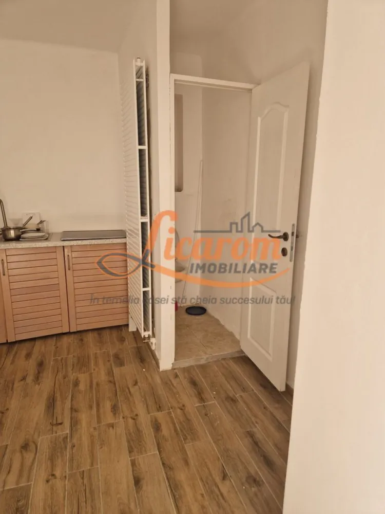 Garsoniera in casa zona Istorica Hotel Ambient,Parter.,curte comuna. - Licarom Imobiliare propune spre vanzare o garsoniera situata in zona Istorica a Brasovului pe Strada Iuliu Maniu in apropierea Hotelului Ambient.
Garsoniera este compusa din 2 incaperi ,intr-una aflandu-se bucataria comuna cu livingul si un grup sanitar,iar in cea de-a doua incapere se afla dormitorul si baia.
Garsoniera este dotata cu gresie,faianta,parchet si geamuri termopan si se vinde mobilata si utilata asa cum se vede in fotografii.
Garsoniera se afla intr-o curte comuna cu mai multi proprietari.
Tinand cont de locatia imobilului,se preteaza foarte bine pentru a fi inchiriata in "regim hotelier" ulterior achizitiei.
Pretul este 63000 euro negociabil.
Se accepta doar plata cash,nu se accepta credit ipotecar. 
Pentru mai multe informatii si vizionari,nu ezitati sa ne contactati la telefon 0723985424 Consultant Imobiliar Liliana si 0741059397 Consultant imobiliar Calin
