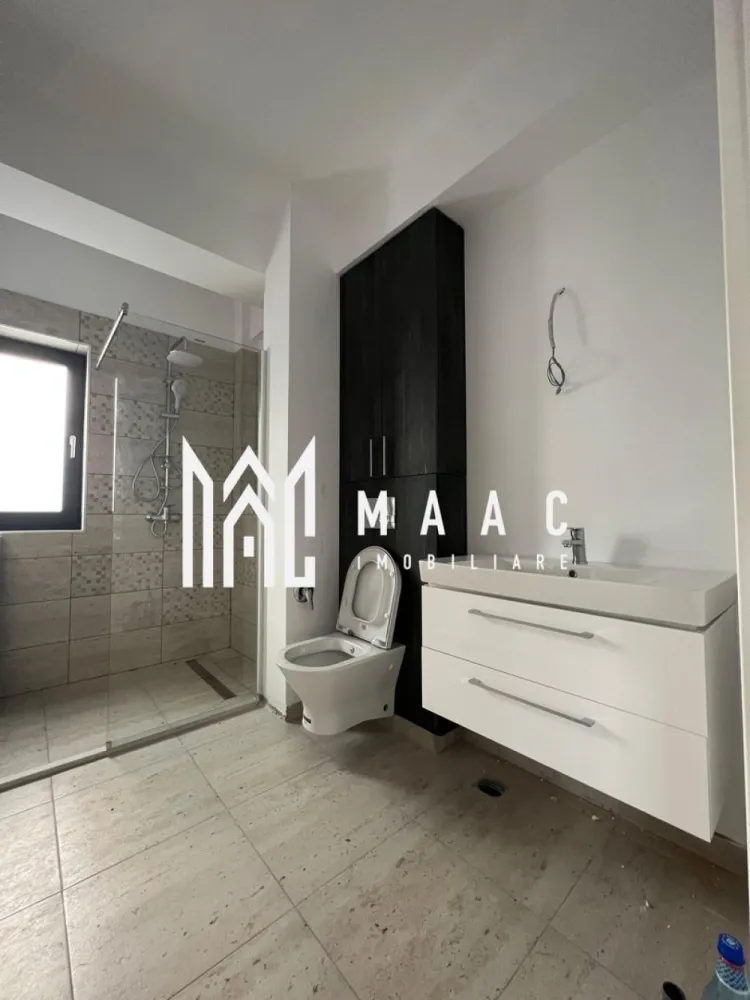 Apartament 3 camere | Bloc Nou | Central - MAAC Imobiliare vă propune spre vânzare un apartament modern cu 3 camere, având o suprafață totală de 84 mp, situat în zona centrală a orașului, în imediata apropiere a bazei sportive Oltchim, într-o zonă nouă, aflată în plină expansiune rezidențială. Apartamentul este amplasat la etajul 1 al unui bloc nou, cu doar 6 apartamente, oferind intimitate și un confort sporit. Un avantaj important îl reprezintă locul de parcare subteran, inclus în proprietate. Compartimentarea este modernă și eficientă, fiind realizată astfel: * living cu bucătărie open-space * 2 dormitoare * 2 grupuri sanitare * hol * 2 balcoane Imobilul beneficiaza de incalzire prin pardoseala. Datorită poziționării excelente, a blocului nou și a compartimentării funcționale, acest apartament este ideal atât pentru locuit, cât și ca investiție. Pentru mai multe informații sau pentru programarea unei vizionări, vă invităm să contactați MAAC Imobiliare. id: CP2860084 - SP