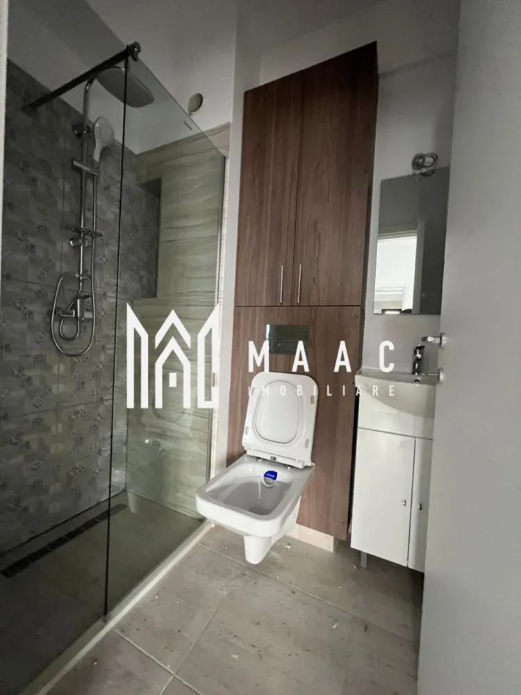 Apartament 3 camere | Bloc Nou | Central - MAAC Imobiliare vă propune spre vânzare un apartament modern cu 3 camere, având o suprafață totală de 84 mp, situat în zona centrală a orașului, în imediata apropiere a bazei sportive Oltchim, într-o zonă nouă, aflată în plină expansiune rezidențială. Apartamentul este amplasat la etajul 1 al unui bloc nou, cu doar 6 apartamente, oferind intimitate și un confort sporit. Un avantaj important îl reprezintă locul de parcare subteran, inclus în proprietate. Compartimentarea este modernă și eficientă, fiind realizată astfel: * living cu bucătărie open-space * 2 dormitoare * 2 grupuri sanitare * hol * 2 balcoane Imobilul beneficiaza de incalzire prin pardoseala. Datorită poziționării excelente, a blocului nou și a compartimentării funcționale, acest apartament este ideal atât pentru locuit, cât și ca investiție. Pentru mai multe informații sau pentru programarea unei vizionări, vă invităm să contactați MAAC Imobiliare. id: CP2860084 - SP