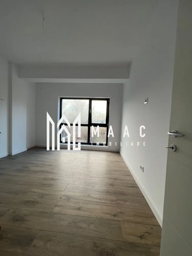 Apartament 3 camere | Bloc Nou | Central - MAAC Imobiliare vă propune spre vânzare un apartament modern cu 3 camere, având o suprafață totală de 84 mp, situat în zona centrală a orașului, în imediata apropiere a bazei sportive Oltchim, într-o zonă nouă, aflată în plină expansiune rezidențială. Apartamentul este amplasat la etajul 1 al unui bloc nou, cu doar 6 apartamente, oferind intimitate și un confort sporit. Un avantaj important îl reprezintă locul de parcare subteran, inclus în proprietate. Compartimentarea este modernă și eficientă, fiind realizată astfel: * living cu bucătărie open-space * 2 dormitoare * 2 grupuri sanitare * hol * 2 balcoane Imobilul beneficiaza de incalzire prin pardoseala. Datorită poziționării excelente, a blocului nou și a compartimentării funcționale, acest apartament este ideal atât pentru locuit, cât și ca investiție. Pentru mai multe informații sau pentru programarea unei vizionări, vă invităm să contactați MAAC Imobiliare. id: CP2860084 - SP
