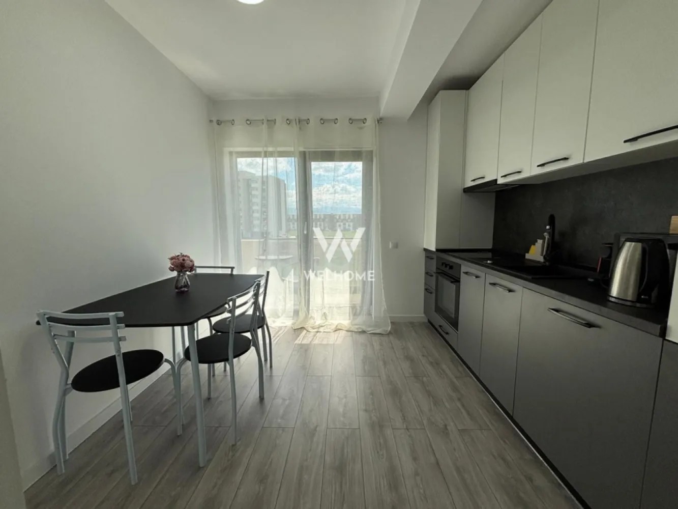 Apartament 2 camere deosebit in zona Doamna Stanca, Dedeman - Apartament 2 camere MODERN cu bucătărie separată - Doamna Stanca

Apartamentul are o suprafață utilă de 55 mp, se află la etajul 2 și a fost utilizat anterior în regim hotelier, fiind dotat cu tot ce este necesar.
Compartimentare:
- Hol de acces, bucătărie separată, living spațios, baie cu geam, balcon.
Apartamentul este unul luminos și călduros având orientare sudică.
Locația este ideală, având acces facil la centre comerciale, supermarket-uri, școală, mijloace de transport.
Perioada minimă contractuală este de 12 luni. 
Nu se acceptă animale de companie.
Pentru mai multe detalii sau pentru programarea unei vizionări, vă stau la dispoziție.

Chirie lunară: 550 Euro Negociabil + garanție
Comision client: 50% din prima chirie
