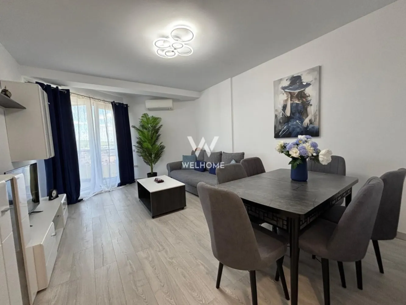 Apartament 2 camere, 2 terase cu priveliște spre munți - Doamna Stanca - Apartament 2 camere cu bucătărie separată - în ansamblul Evolution, Doamna Stanca

Locuința se află într-un bloc nou, dotat cu două lifturi de ultimă generație, oferind un confort sporit și acces facil.
Apartamentul are o suprafață utilă de 58 mp și a fost utilizat anterior în regim hotelier, ceea ce garantează dotări complete și o stare impecabilă. 
Compartimentare:
- Hol de acces, bucătărie separată, living spațios, baie, plus 2 terase generoase cu o priveliște deosebită.
Locația este ideală, având acces facil la centre comerciale, supermarket-uri, școală, mijloace de transport.
Proprietatea include un loc de parcare privat situat chiar în fața imobilului. 
Perioada minimă contractuală este de 12 luni. 
Pentru mai multe detalii sau pentru programarea unei vizionări, vă stau la dispoziție.

Chirie lunară: 550 Euro Negociabil + garanție
Comision client: 50% din prima chirie