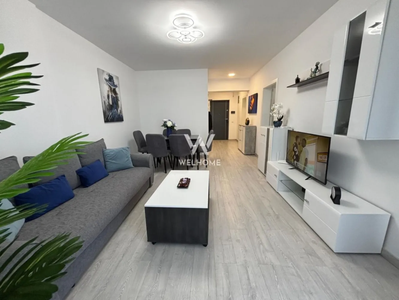 Apartament 2 camere, 2 terase cu priveliște spre munți - Doamna Stanca - Apartament 2 camere cu bucătărie separată - în ansamblul Evolution, Doamna Stanca

Locuința se află într-un bloc nou, dotat cu două lifturi de ultimă generație, oferind un confort sporit și acces facil.
Apartamentul are o suprafață utilă de 58 mp și a fost utilizat anterior în regim hotelier, ceea ce garantează dotări complete și o stare impecabilă. 
Compartimentare:
- Hol de acces, bucătărie separată, living spațios, baie, plus 2 terase generoase cu o priveliște deosebită.
Locația este ideală, având acces facil la centre comerciale, supermarket-uri, școală, mijloace de transport.
Proprietatea include un loc de parcare privat situat chiar în fața imobilului. 
Perioada minimă contractuală este de 12 luni. 
Pentru mai multe detalii sau pentru programarea unei vizionări, vă stau la dispoziție.

Chirie lunară: 550 Euro Negociabil + garanție
Comision client: 50% din prima chirie