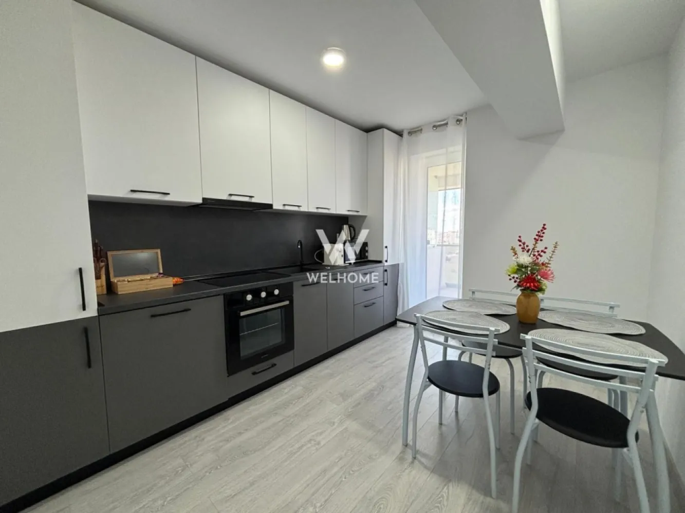 Apartament 2 camere, 2 terase cu priveliște spre munți - Doamna Stanca - Apartament 2 camere cu bucătărie separată - în ansamblul Evolution, Doamna Stanca

Locuința se află într-un bloc nou, dotat cu două lifturi de ultimă generație, oferind un confort sporit și acces facil.
Apartamentul are o suprafață utilă de 58 mp și a fost utilizat anterior în regim hotelier, ceea ce garantează dotări complete și o stare impecabilă. 
Compartimentare:
- Hol de acces, bucătărie separată, living spațios, baie, plus 2 terase generoase cu o priveliște deosebită.
Locația este ideală, având acces facil la centre comerciale, supermarket-uri, școală, mijloace de transport.
Proprietatea include un loc de parcare privat situat chiar în fața imobilului. 
Perioada minimă contractuală este de 12 luni. 
Pentru mai multe detalii sau pentru programarea unei vizionări, vă stau la dispoziție.

Chirie lunară: 550 Euro Negociabil + garanție
Comision client: 50% din prima chirie