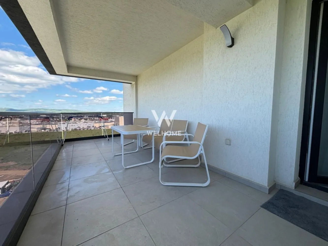 Apartament 2 camere, 2 terase cu priveliște spre munți - Doamna Stanca - Apartament 2 camere cu bucătărie separată - în ansamblul Evolution, Doamna Stanca

Locuința se află într-un bloc nou, dotat cu două lifturi de ultimă generație, oferind un confort sporit și acces facil.
Apartamentul are o suprafață utilă de 58 mp și a fost utilizat anterior în regim hotelier, ceea ce garantează dotări complete și o stare impecabilă. 
Compartimentare:
- Hol de acces, bucătărie separată, living spațios, baie, plus 2 terase generoase cu o priveliște deosebită.
Locația este ideală, având acces facil la centre comerciale, supermarket-uri, școală, mijloace de transport.
Proprietatea include un loc de parcare privat situat chiar în fața imobilului. 
Perioada minimă contractuală este de 12 luni. 
Pentru mai multe detalii sau pentru programarea unei vizionări, vă stau la dispoziție.

Chirie lunară: 550 Euro Negociabil + garanție
Comision client: 50% din prima chirie