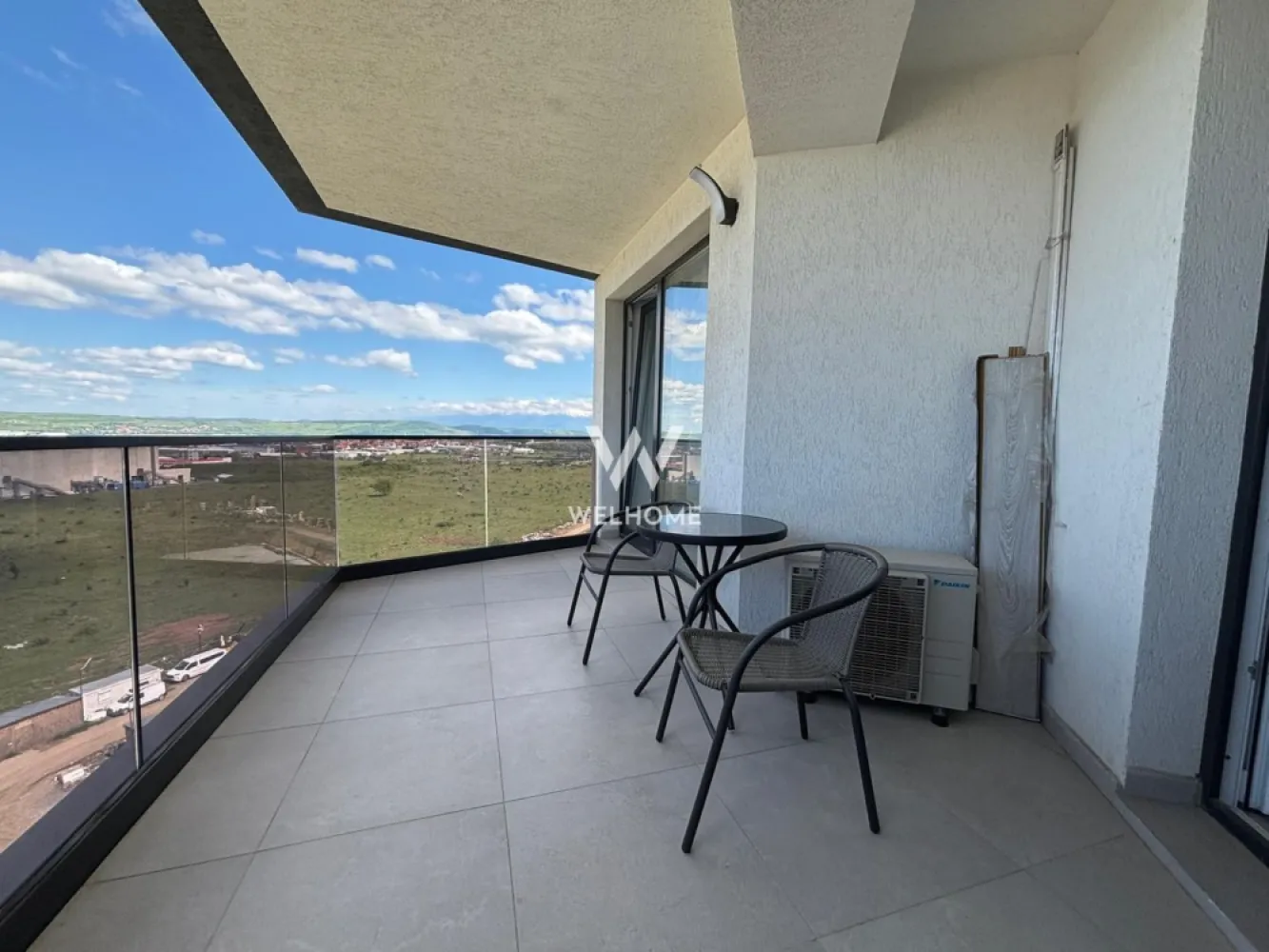 Apartament 2 camere, 2 terase cu priveliște spre munți - Doamna Stanca - Apartament 2 camere cu bucătărie separată - în ansamblul Evolution, Doamna Stanca

Locuința se află într-un bloc nou, dotat cu două lifturi de ultimă generație, oferind un confort sporit și acces facil.
Apartamentul are o suprafață utilă de 58 mp și a fost utilizat anterior în regim hotelier, ceea ce garantează dotări complete și o stare impecabilă. 
Compartimentare:
- Hol de acces, bucătărie separată, living spațios, baie, plus 2 terase generoase cu o priveliște deosebită.
Locația este ideală, având acces facil la centre comerciale, supermarket-uri, școală, mijloace de transport.
Proprietatea include un loc de parcare privat situat chiar în fața imobilului. 
Perioada minimă contractuală este de 12 luni. 
Pentru mai multe detalii sau pentru programarea unei vizionări, vă stau la dispoziție.

Chirie lunară: 550 Euro Negociabil + garanție
Comision client: 50% din prima chirie