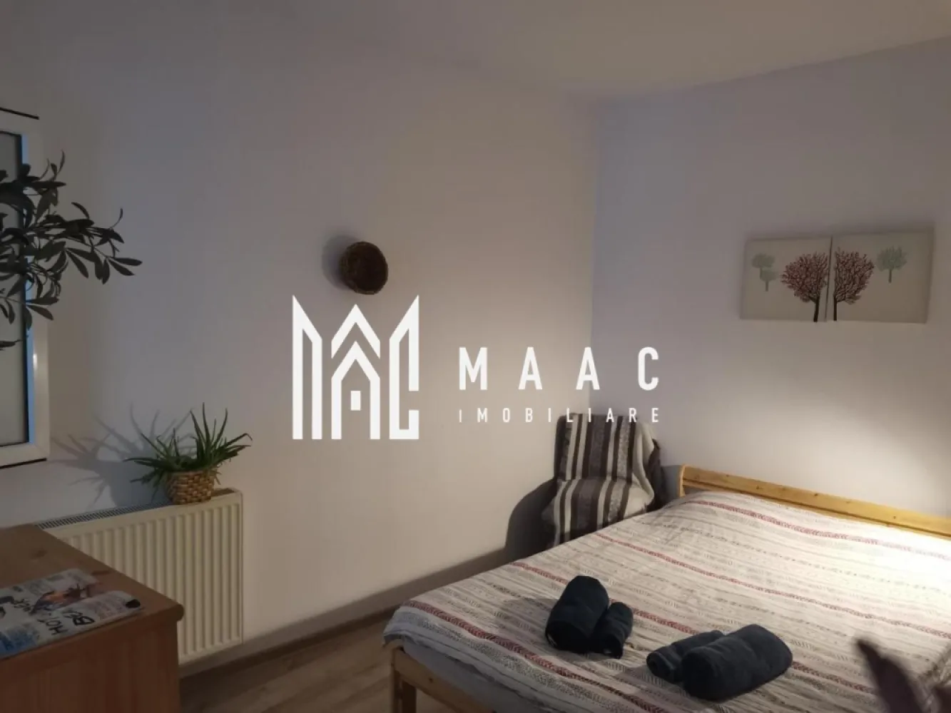Apartament 2 camere I 50mpu I parcare I Orașul de Jos - MAAC Imobiliare vă oferă pentru închiriere un apartament modern situat la parterul inalt al unui imobil amplasat în Orașul de Jos, Sibiu.

Compartimentare:
- Hol de acces, bucătărie închisă, 2 dormitoare, baie

Facilități:
- Mobilat și utilat ; panouri solare, costuri reduse pentru curentul electric; incălzire cu centrală termică; mașină de spălat rufe și uscător la subsol; loc de parcare în fața casei.

Condiții Închiriere:
-Inchiriere pe termen lung
- Nu se fumează în spațiile închise
- Valoarea chiriei inițiale plus garanția, în același cuantum, sunt achitate la semnarea contractului de inchiriere.

Locația oferă acces rapid către Piața Mare și mijloacele de transport în comun.

Pentru mai multe detalii, vă rugăm să ne contactați, precizând ID CP2974464.