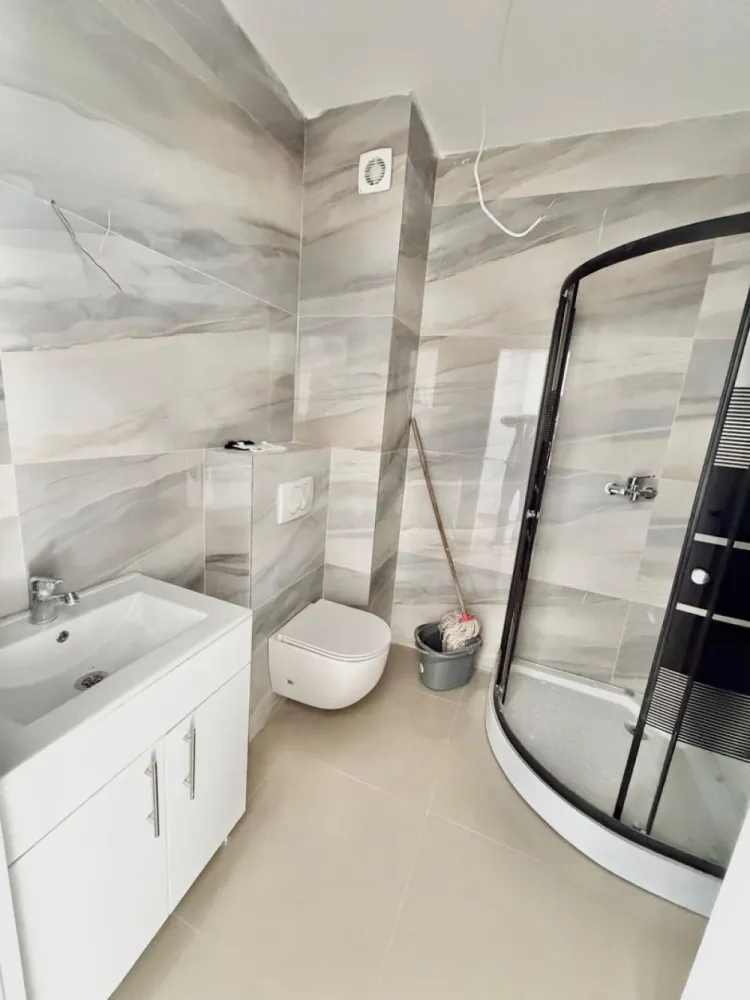 Garsoniera decomandata - Mutare imediata Militari Residence - **TVA INCLUS**

Vă prezentăm o garsonieră modernă, situată în cartierul Militari Residence, într-un imobil nou cu regim de înălțime P+6, ideală pentru locuit sau investiție.

Proprietatea este poziționată la un etaj intermediar și este complet finalizată, fiind disponibilă pentru mutare imediată.

Detalii proprietate:

* Tip: Garsonieră
* Etaj: 4
* Stare: Finalizată, gata de mutare
* Locație: Militari Residence

Avantaje:

* Bloc nou, construit cu materiale de calitate, ce oferă un nivel ridicat de confort și durabilitate
* Amplasare excelentă, cu acces rapid la mijloacele de transport în comun
* Apropiere de școli, centre comerciale, supermarketuri și mall-uri
* Zonă liniștită, potrivită atât pentru locuit, cât și pentru investiție

Această proprietate reprezintă o oportunitate bună pentru cei care caută o locuință accesibilă, într-o zonă în plină dezvoltare.

Pentru mai multe informații sau pentru programarea unei vizionări, vă stăm la dispoziție.