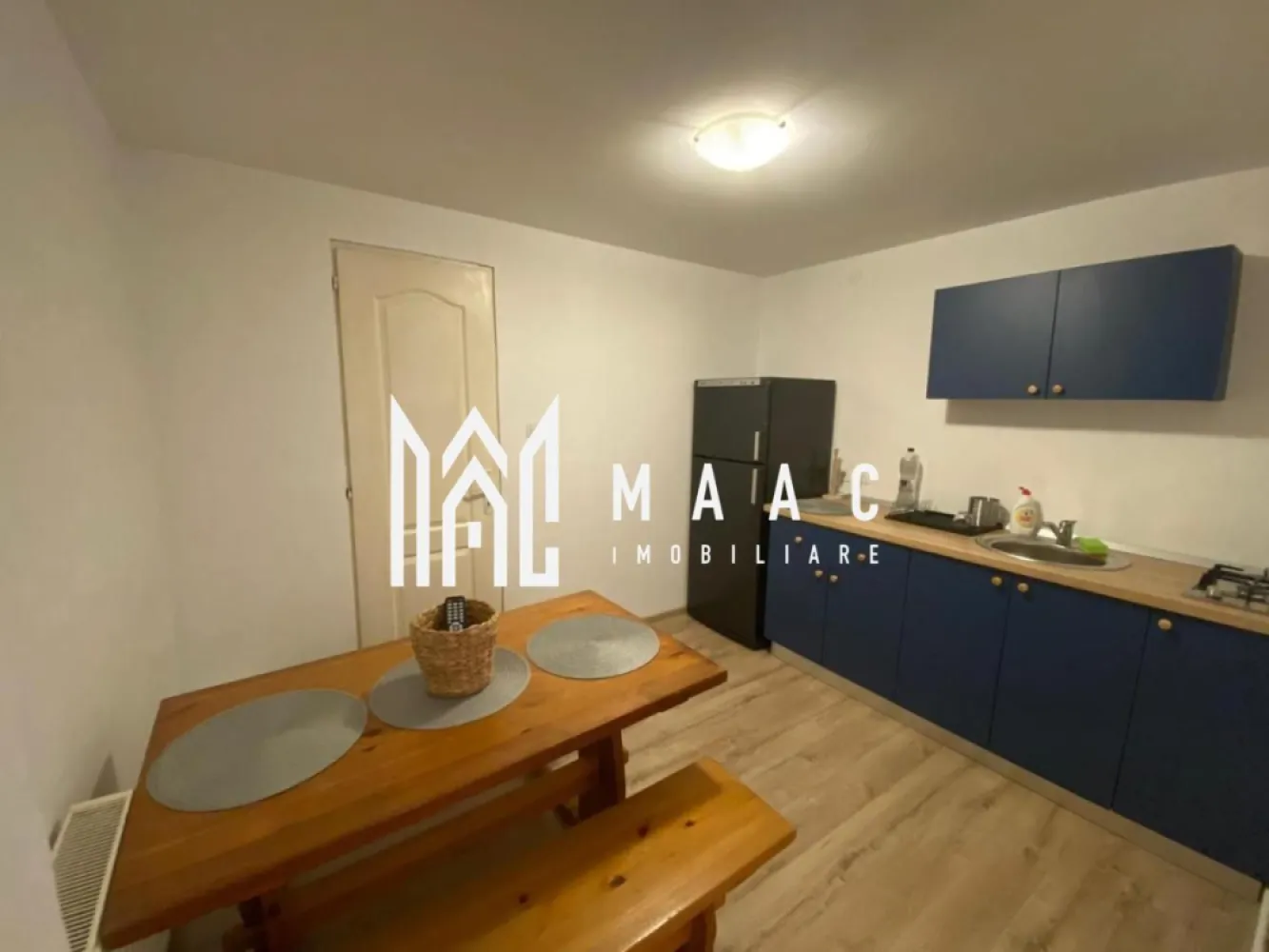 Apartament 2 camere I 50mpu I parcare I Orașul de Jos - MAAC Imobiliare vă oferă pentru închiriere un apartament modern situat la parterul inalt al unui imobil amplasat în Orașul de Jos, Sibiu.

Compartimentare:
- Hol de acces, bucătărie închisă, 2 dormitoare, baie

Facilități:
- Mobilat și utilat ; panouri solare, costuri reduse pentru curentul electric; incălzire cu centrală termică; mașină de spălat rufe și uscător la subsol; loc de parcare în fața casei.

Condiții Închiriere:
-Inchiriere pe termen lung
- Nu se fumează în spațiile închise
- Valoarea chiriei inițiale plus garanția, în același cuantum, sunt achitate la semnarea contractului de inchiriere.

Locația oferă acces rapid către Piața Mare și mijloacele de transport în comun.

Pentru mai multe detalii, vă rugăm să ne contactați, precizând ID CP2327731.