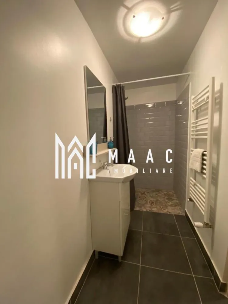 Apartament 2 camere I 50mpu I parcare I Orașul de Jos - MAAC Imobiliare vă oferă pentru închiriere un apartament modern situat la parterul inalt al unui imobil amplasat în Orașul de Jos, Sibiu.

Compartimentare:
- Hol de acces, bucătărie închisă, 2 dormitoare, baie

Facilități:
- Mobilat și utilat ; panouri solare, costuri reduse pentru curentul electric; incălzire cu centrală termică; mașină de spălat rufe și uscător la subsol; loc de parcare în fața casei.

Condiții Închiriere:
-Inchiriere pe termen lung
- Nu se fumează în spațiile închise
- Valoarea chiriei inițiale plus garanția, în același cuantum, sunt achitate la semnarea contractului de inchiriere.

Locația oferă acces rapid către Piața Mare și mijloacele de transport în comun.

Pentru mai multe detalii, vă rugăm să ne contactați, precizând ID CP2327731.