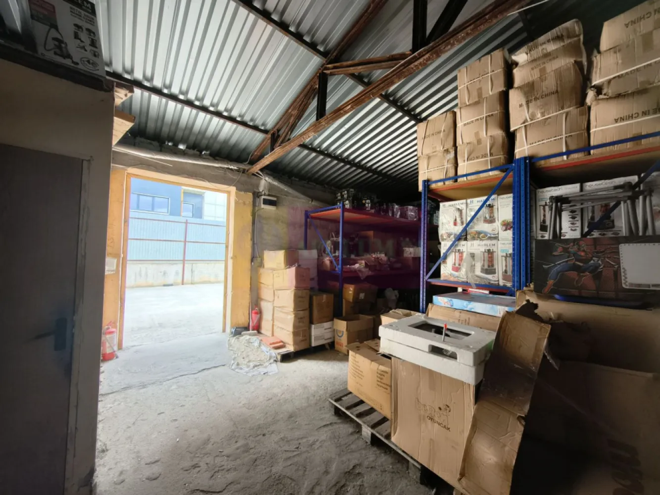 Spațiu Depozitare Afumați - Apulum94 vă oferă spre închiriere un depozit în zona Afumați cu acces direct din DN2 (Șoseaua București-Urziceni). Depozitul se află la câteva sute de metri de complexul comercial Doraly chiar lângă benzinăria Lukoil. Suprafața depozitului este de aproximativ 580mp și beneficiază de curent electric trifazat și gaz. Depozitul are două uși de acces și permite acces tir pe lateral, spațiul din interior este generos și pe anumite porțiuni depozitul este prevăzut cu supantă care permite depozitarea de mărfuri și în partea de sus a depozitului, dacă se dorește aceste supante se pot demonta și pentru cei interesați de alte activități se oferă acord de amplasarea de echipamente specifice activităților prestate, astfel dacă se dorește închirierea pentru service auto (nu prea sunt în zonă) se va oferi acordul pentru amplasarea elevatoarelor și altor echipamente specifice activității de service, dacă se dorește pentru activități de print deasemenea se va da acordul pentru amplasarea liniilor de print, se acceptă orice activitate atâta timp cât nu se poluează și nu se creează animozități cu vecinii. Spațiul este disponibil și poate fi folosit și pentru activități comerciale, poziționarea este optimă pentru a desfășura orice tip de activitate. Se dorește seriozitate și achitarea la timp a obligațiilor. Pentru mai multe detalii și programarea de vizionări nu ezitați să mă contactați, Daniel, Apulum94.