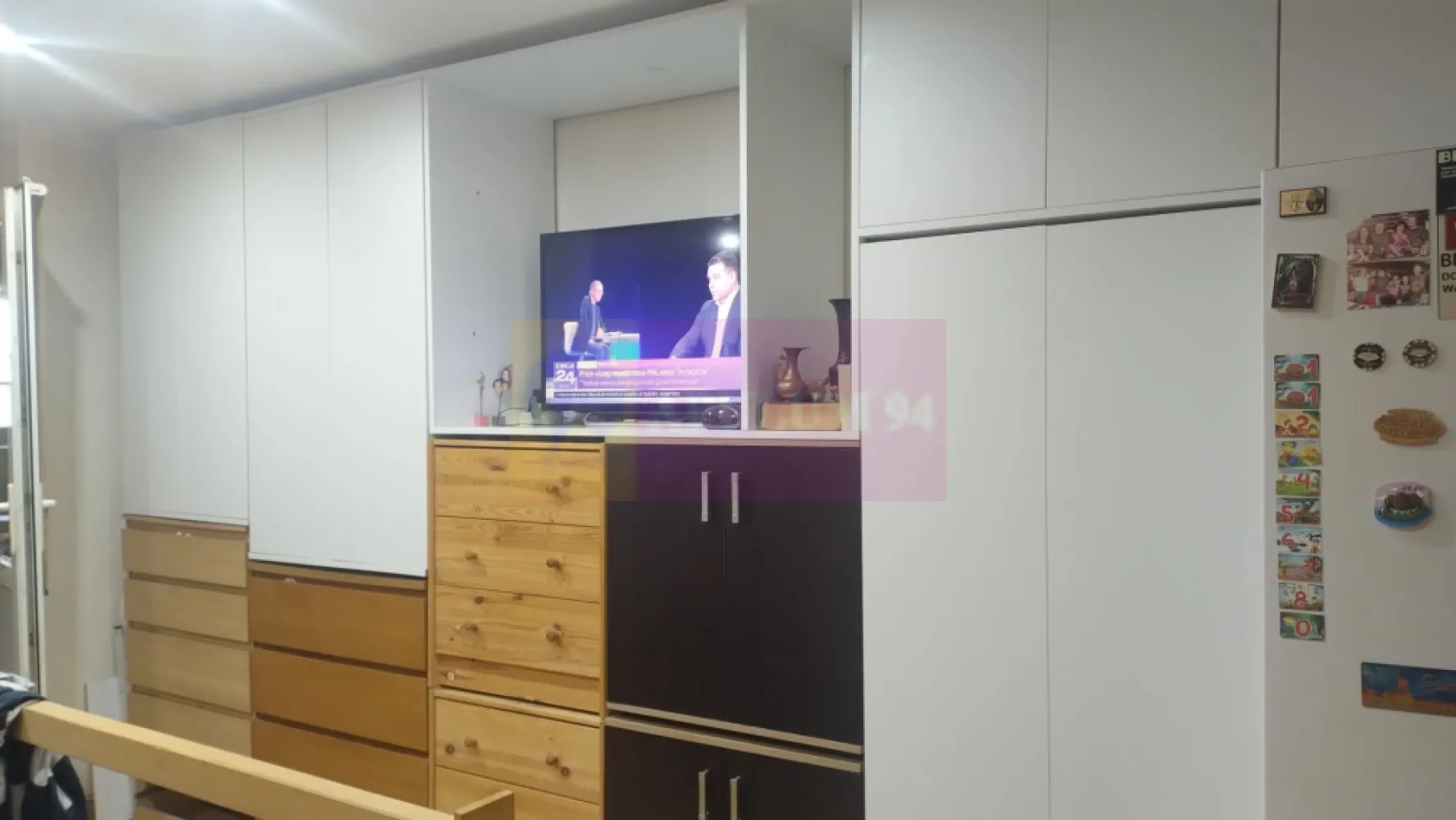 Apartament frumos și cochet cu centrală proprie aproape de Parcul IOR - Vă oferim spre cumpărare un apartament cochet și frumos amplasat în inima cartierului Baba Novac, între Parcul IOR și Parcul Național, mai exact între strada Ion Țuculescu și Câmpia Libertății la câteva zeci de metri de Biserica Sfântul Calinic, la trei minute de Grădina de Trandafiri din parcul Alexandru Ioan Cuza (IOR), cu acces facil la mijloace de transport, între școlile gimnaziale Leonardo Da Vinci și Școala 86 iar școala Hamburg este la 15 minute de imobil mers pe jos, la nici 10 minute mers pe jos se află Mall Park Lake, la 10-15 minute mers pe jos de metrou Piața Muncii. Apartamentul este perfect pentru cei îndrăgostiți de natură și iubitori de un stil de viață sănătos. Se află la parterul unui bloc tip vilă cu un singur etaj și beneficiază de o mică curte proprie amenajată ca terasă, Apartamentul este micuț și foarte plăcut, avem 35mp suprafața utilă la care se mai adaugă cei 20 de mp de curte amenajați ca terasă. Este ideal pentru un cuplu. Are două intrări, una direct din stradă și prin curtea interioară a imobilului. La intrare dinspre curtea interioară avem în dreapta grupul sanitar prevăzut cu o cabină de duș iar în stânga avem bucătăria tip chicinetă mobilată și utilată integral, cu centrala termică proprie, cu zone de gătit și bine utilată. Din holul dintre bucătărie și baie se accesează camera de zi. Livingul este în acest moment folosit de proprietari ca și master bedroom datorită proximității față de grupul sanitar și de bucătărie, aici avem un pat matrimonial și multe zone de depozitare, un mic birou, etajere și comoda tv, iar dormitorul este acum amenajat ca și zonă de lucru, birou și alte activități, din dormitor se accesează terasa, compartimentarea fiind una de tip franțuzesc cu trecerea prin cameră, astfel și living-ul și dormitorul sunt camere de trecere spre terasă. La nici două minute de acest apartament tip studio avem magazinul Penny și o zonă de parking. Acest anunț de vânzare se adresează mai ales persoanelor care doresc să se bucure de parcul IOR (Alexandru Ioan Cuza) aflat la 1 minut de apartament, de mijloacele de transport în comun, de restaurantele din apropiere, de proximitatea Mall Park Lake, de mijloace de transport în comun, de școli și grădinițe bune, și multe altele. Documentația este la zi iar pentru alte informații și programarea de vizionări nu ezitați să mă contactați. Daniel, Apulum94.