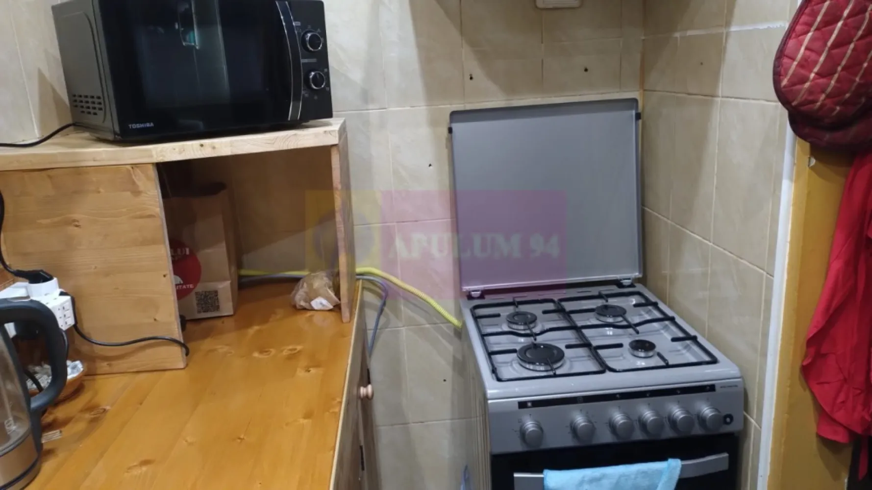 Apartament frumos și cochet cu centrală proprie aproape de Parcul IOR - Vă oferim spre cumpărare un apartament cochet și frumos amplasat în inima cartierului Baba Novac, între Parcul IOR și Parcul Național, mai exact între strada Ion Țuculescu și Câmpia Libertății la câteva zeci de metri de Biserica Sfântul Calinic, la trei minute de Grădina de Trandafiri din parcul Alexandru Ioan Cuza (IOR), cu acces facil la mijloace de transport, între școlile gimnaziale Leonardo Da Vinci și Școala 86 iar școala Hamburg este la 15 minute de imobil mers pe jos, la nici 10 minute mers pe jos se află Mall Park Lake, la 10-15 minute mers pe jos de metrou Piața Muncii. Apartamentul este perfect pentru cei îndrăgostiți de natură și iubitori de un stil de viață sănătos. Se află la parterul unui bloc tip vilă cu un singur etaj și beneficiază de o mică curte proprie amenajată ca terasă, Apartamentul este micuț și foarte plăcut, avem 35mp suprafața utilă la care se mai adaugă cei 20 de mp de curte amenajați ca terasă. Este ideal pentru un cuplu. Are două intrări, una direct din stradă și prin curtea interioară a imobilului. La intrare dinspre curtea interioară avem în dreapta grupul sanitar prevăzut cu o cabină de duș iar în stânga avem bucătăria tip chicinetă mobilată și utilată integral, cu centrala termică proprie, cu zone de gătit și bine utilată. Din holul dintre bucătărie și baie se accesează camera de zi. Livingul este în acest moment folosit de proprietari ca și master bedroom datorită proximității față de grupul sanitar și de bucătărie, aici avem un pat matrimonial și multe zone de depozitare, un mic birou, etajere și comoda tv, iar dormitorul este acum amenajat ca și zonă de lucru, birou și alte activități, din dormitor se accesează terasa, compartimentarea fiind una de tip franțuzesc cu trecerea prin cameră, astfel și living-ul și dormitorul sunt camere de trecere spre terasă. La nici două minute de acest apartament tip studio avem magazinul Penny și o zonă de parking. Acest anunț de vânzare se adresează mai ales persoanelor care doresc să se bucure de parcul IOR (Alexandru Ioan Cuza) aflat la 1 minut de apartament, de mijloacele de transport în comun, de restaurantele din apropiere, de proximitatea Mall Park Lake, de mijloace de transport în comun, de școli și grădinițe bune, și multe altele. Documentația este la zi iar pentru alte informații și programarea de vizionări nu ezitați să mă contactați. Daniel, Apulum94.