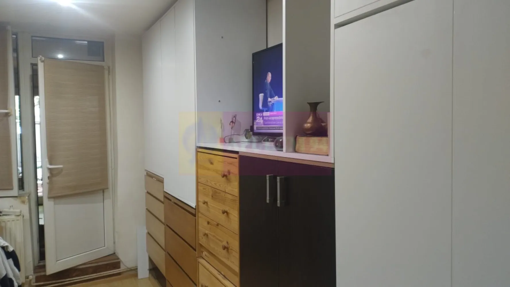 Apartament frumos și cochet cu centrală proprie aproape de Parcul IOR - Vă oferim spre cumpărare un apartament cochet și frumos amplasat în inima cartierului Baba Novac, între Parcul IOR și Parcul Național, mai exact între strada Ion Țuculescu și Câmpia Libertății la câteva zeci de metri de Biserica Sfântul Calinic, la trei minute de Grădina de Trandafiri din parcul Alexandru Ioan Cuza (IOR), cu acces facil la mijloace de transport, între școlile gimnaziale Leonardo Da Vinci și Școala 86 iar școala Hamburg este la 15 minute de imobil mers pe jos, la nici 10 minute mers pe jos se află Mall Park Lake, la 10-15 minute mers pe jos de metrou Piața Muncii. Apartamentul este perfect pentru cei îndrăgostiți de natură și iubitori de un stil de viață sănătos. Se află la parterul unui bloc tip vilă cu un singur etaj și beneficiază de o mică curte proprie amenajată ca terasă, Apartamentul este micuț și foarte plăcut, avem 35mp suprafața utilă la care se mai adaugă cei 20 de mp de curte amenajați ca terasă. Este ideal pentru un cuplu. Are două intrări, una direct din stradă și prin curtea interioară a imobilului. La intrare dinspre curtea interioară avem în dreapta grupul sanitar prevăzut cu o cabină de duș iar în stânga avem bucătăria tip chicinetă mobilată și utilată integral, cu centrala termică proprie, cu zone de gătit și bine utilată. Din holul dintre bucătărie și baie se accesează camera de zi. Livingul este în acest moment folosit de proprietari ca și master bedroom datorită proximității față de grupul sanitar și de bucătărie, aici avem un pat matrimonial și multe zone de depozitare, un mic birou, etajere și comoda tv, iar dormitorul este acum amenajat ca și zonă de lucru, birou și alte activități, din dormitor se accesează terasa, compartimentarea fiind una de tip franțuzesc cu trecerea prin cameră, astfel și living-ul și dormitorul sunt camere de trecere spre terasă. La nici două minute de acest apartament tip studio avem magazinul Penny și o zonă de parking. Acest anunț de vânzare se adresează mai ales persoanelor care doresc să se bucure de parcul IOR (Alexandru Ioan Cuza) aflat la 1 minut de apartament, de mijloacele de transport în comun, de restaurantele din apropiere, de proximitatea Mall Park Lake, de mijloace de transport în comun, de școli și grădinițe bune, și multe altele. Documentația este la zi iar pentru alte informații și programarea de vizionări nu ezitați să mă contactați. Daniel, Apulum94.
