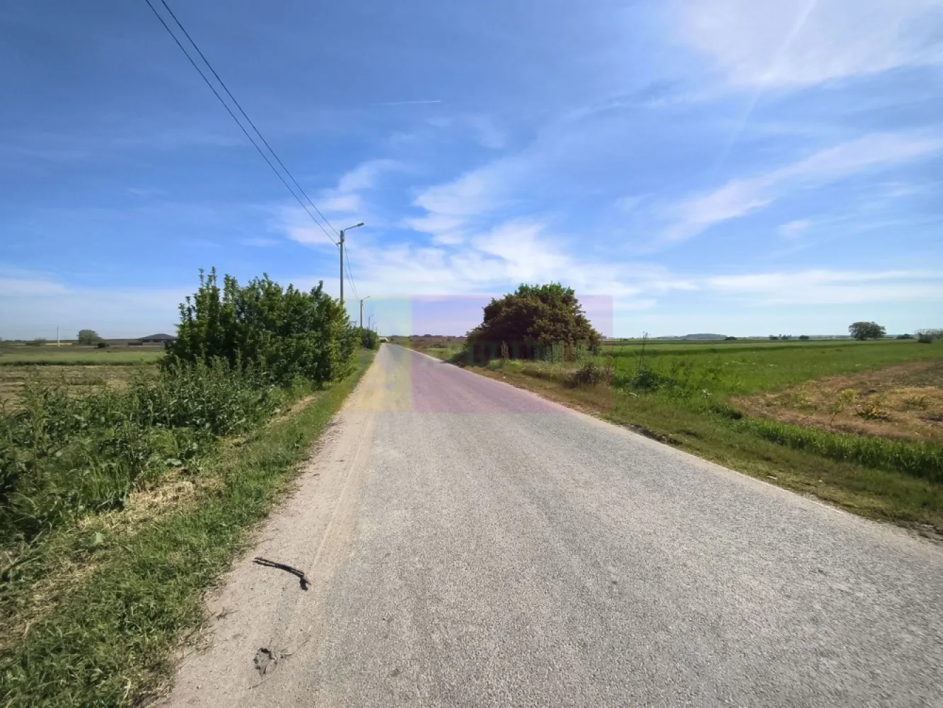 Teren intravilan cu potanțial pentru investiție - Teren de 2200mp cu deschidere de aproape 14 la două drumuri, teren intravilan, teren situat în proximitatea noului cartier de case din zona străzii Taberei din localitatea Dărăști-Ilfov, teren situat între case și A0 cu acces facil spre București. Terenul este proprietatea unor persoane fizice, nu se percepe TVA, dacă se dorește se poate cumpăra și 1100mp (jumătate) după semnarea unei promisiuni de vânzare și dezmembrarea aferentă. Pentru mai multe detalii și programarea de vizionări nu ezitați să mă contactați, Daniel, Apulum94.