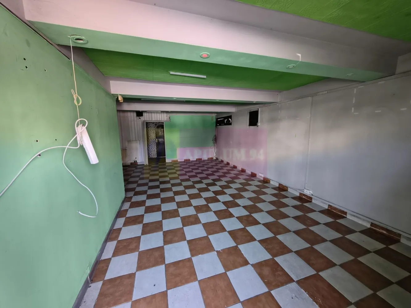 Spațiu aproape de București - Localitatea 1 Decembrie - Vă propunem spre cumpărare un spațiu accesibil în zona de sud a capitalei situat chiar pe Șoseaua Giurgiului în apropiere de trecerea de pietoni din dreptul pieței (actual magazin Anabella), la 500ml de Centrul Comercial Lidl, stradal pe DN5 cu un front stradal de 7ml și cu o suprafață de 60mp compartimentat în două spații, unul de 52mp open space și celălalt de 8mp pentru amanet, cu ușa blindată și geamul securizat. Spațiul este disponibil și se vinde la un preț foarte bun. Avem utilitățile zonei, apă, curent și gaz lângă proprietate și se vinde împreună cu terenul din spate, avem astfel un teren total aferent proprietății de 240mp cu 60mp construcție. Construcția este intabulată, are autorizație de construcție și se poate obține o extindere dacă se dorește și evident bugetul vă permite. Pentru mai multe detalii și programarea de vizionări nu ezitați să mă contactați, Daniel, Apulum94