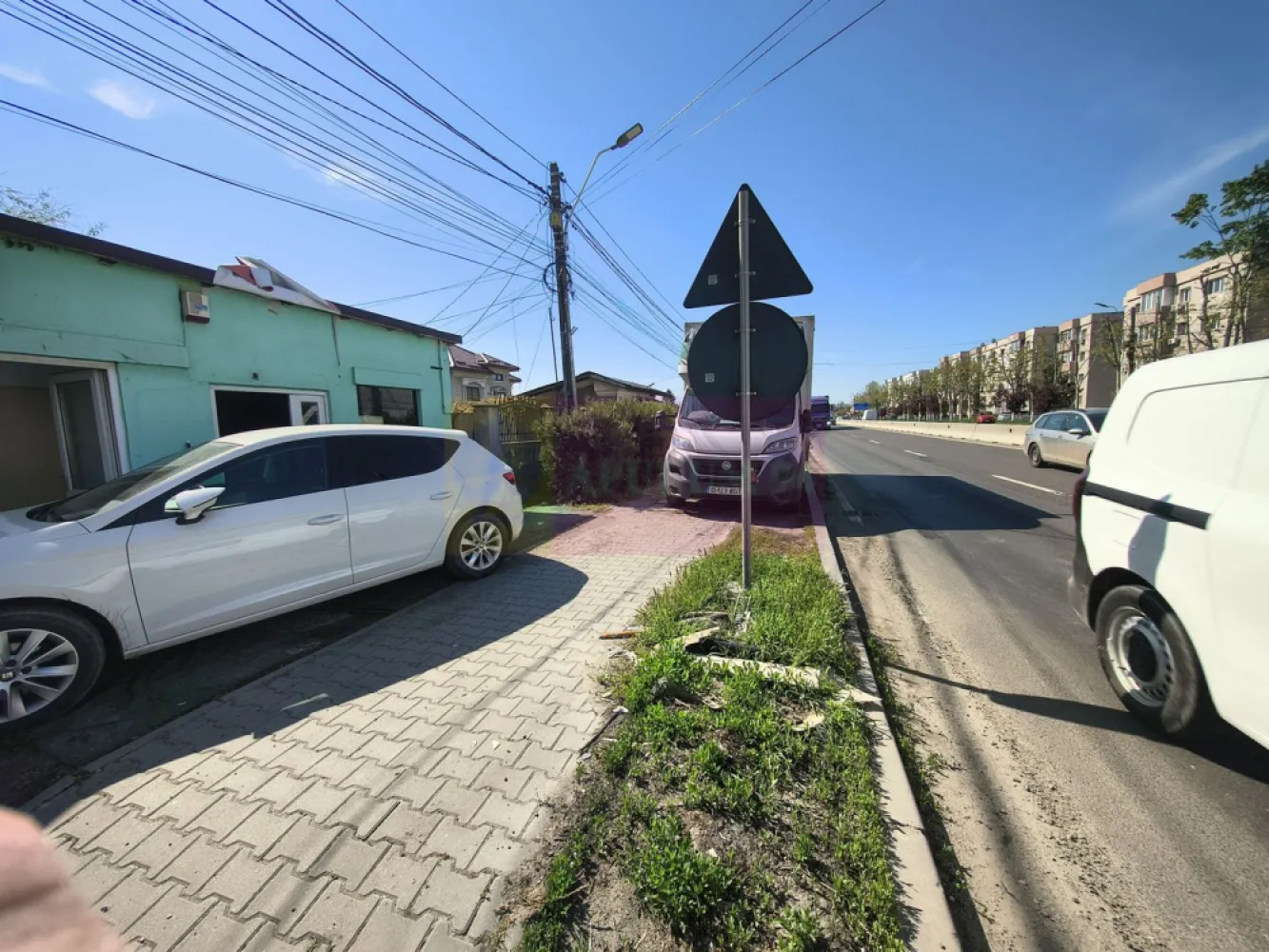 Spațiu aproape de București - Localitatea 1 Decembrie - Vă propunem spre cumpărare un spațiu accesibil în zona de sud a capitalei situat chiar pe Șoseaua Giurgiului în apropiere de trecerea de pietoni din dreptul pieței (actual magazin Anabella), la 500ml de Centrul Comercial Lidl, stradal pe DN5 cu un front stradal de 7ml și cu o suprafață de 60mp compartimentat în două spații, unul de 52mp open space și celălalt de 8mp pentru amanet, cu ușa blindată și geamul securizat. Spațiul este disponibil și se vinde la un preț foarte bun. Avem utilitățile zonei, apă, curent și gaz lângă proprietate și se vinde împreună cu terenul din spate, avem astfel un teren total aferent proprietății de 240mp cu 60mp construcție. Construcția este intabulată, are autorizație de construcție și se poate obține o extindere dacă se dorește și evident bugetul vă permite. Pentru mai multe detalii și programarea de vizionări nu ezitați să mă contactați, Daniel, Apulum94