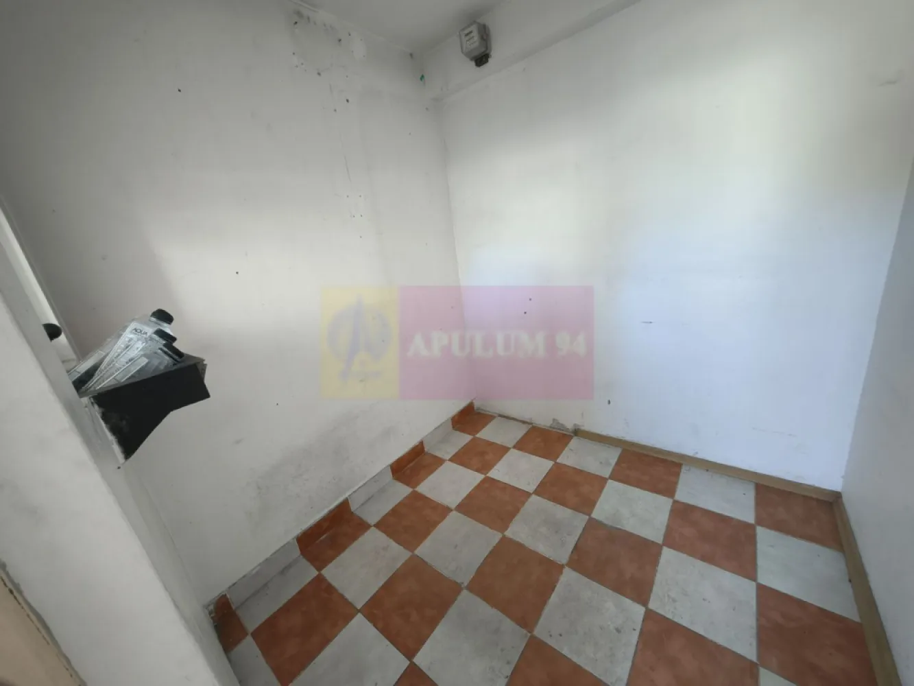 Spațiu aproape de București - Localitatea 1 Decembrie - Vă propunem spre cumpărare un spațiu accesibil în zona de sud a capitalei situat chiar pe Șoseaua Giurgiului în apropiere de trecerea de pietoni din dreptul pieței (actual magazin Anabella), la 500ml de Centrul Comercial Lidl, stradal pe DN5 cu un front stradal de 7ml și cu o suprafață de 60mp compartimentat în două spații, unul de 52mp open space și celălalt de 8mp pentru amanet, cu ușa blindată și geamul securizat. Spațiul este disponibil și se vinde la un preț foarte bun. Avem utilitățile zonei, apă, curent și gaz lângă proprietate și se vinde împreună cu terenul din spate, avem astfel un teren total aferent proprietății de 240mp cu 60mp construcție. Construcția este intabulată, are autorizație de construcție și se poate obține o extindere dacă se dorește și evident bugetul vă permite. Pentru mai multe detalii și programarea de vizionări nu ezitați să mă contactați, Daniel, Apulum94