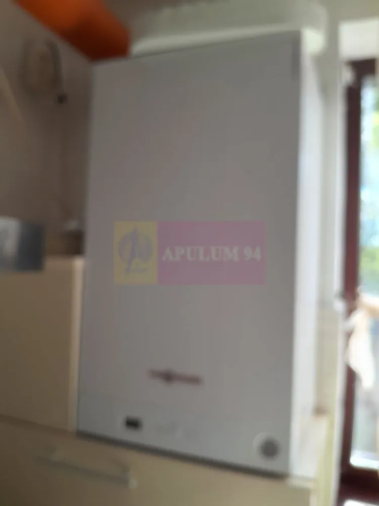 DE VANARE CASA P+M 5 CAM GIURGIU - Compania imobiliara Apulum94 are placerea sa va prezinte spre vanzare o casa superba, construita cu atentie sporita la detalii.

Este o cladire frumoasa, finalizata in 2023 conf. acte prezentate de catre proprietar, moderna cu regim inaltime parter si mansarda locuibila, intr-o zona linistita a orasului 

Suprafata utila a casei este 223 mp, iar in curte ( 958 mp total) exista si posibilitate de parcare (2 locuri)

Este compartimentata in 5 camere de locuit plus o buctarie utilata complet la parter si cate o baie pe nivel

Casa este racordata la toate utilitatile; exista in curte put sapat la 22 m adancime (cu luciu apa de la 18 m) , gaz, canalizare, curent electric , internet etc ; exista montata pe acoperis ( functioneaza perfect) instalatie de producere curent electric prin panouri fotovoltaice cu putere livrata de 6 kwh, sistemul fiind completat de o baterie cu capacitate de stocare de 10 kw..

Casa este dotata cu incalzire in pardoreala si in living exista un semineu perfect functional.

Mentionez faptul ca exista construit si un beci sub casa ( gandit de la turnarea fundatiei) de 9 mp

Casa este izolata la exterior cu polistiren de 15 cm, la acoperis este facuga izolatie cu vata bazaltica de 10 cm plus polistiren grafitat de 15 cm; tabla de pe acoperis este LINDAB.

Pretul de vanzare este 356.000 EUR negociabil

Pentru mai multe detalii despre oferta prezentata sau alte oferte similare, astept mesajele dumneavoastra.

Va astept la vizionare!
Aurelian Popescu / 0 7 3 3 6 8 3 4 5 6
APULUM94 - Un partener de cursa lunga!