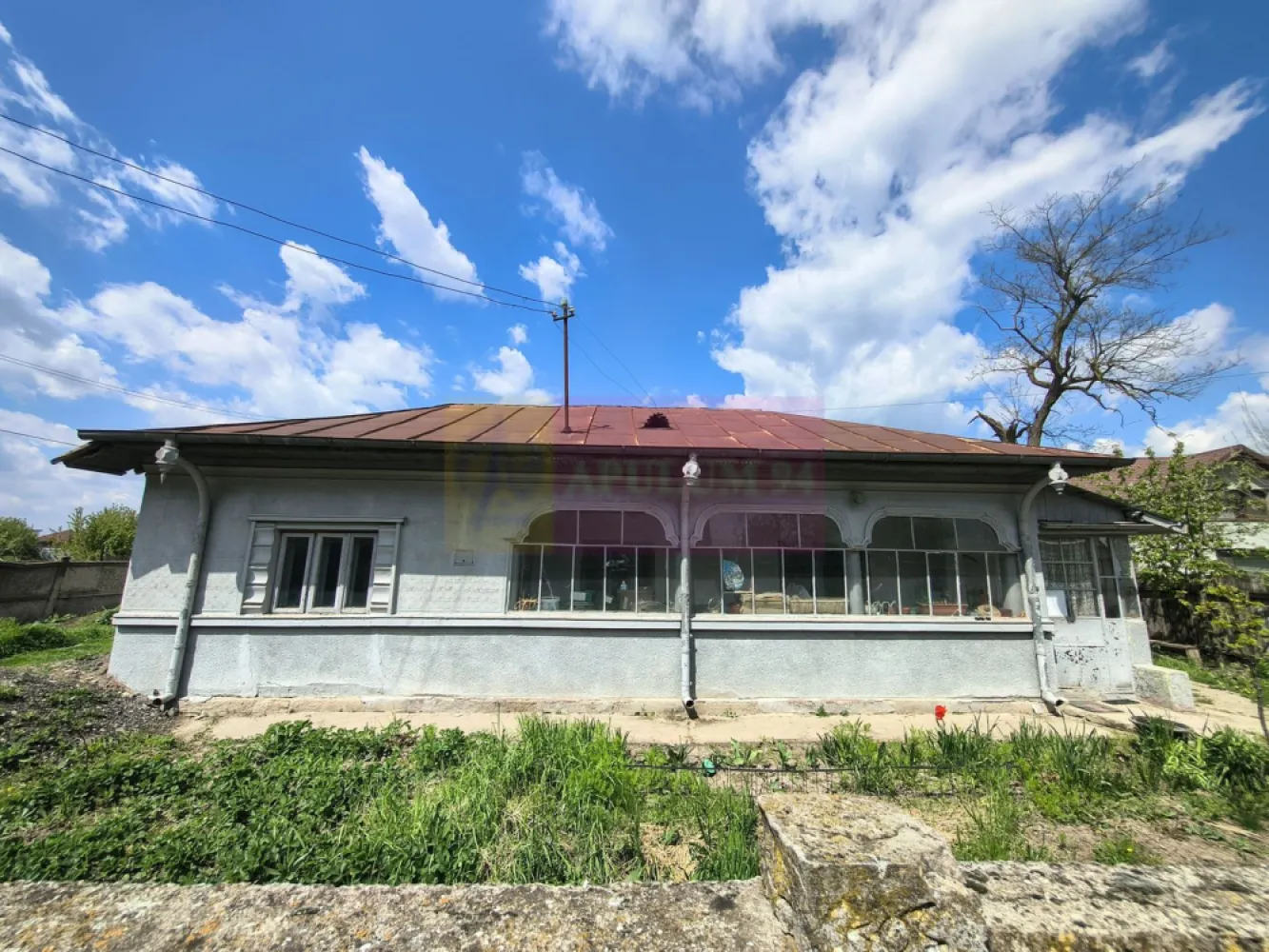 Teren cu o casă demolabilă în satul Poșta la 15 minute de București - Vă propunem spre cumpărare un teren de aproximativ 1000mp cu acces la toate utilitățile (apă, gaz, curent electric, canalizare, internet) amplasat între București și ansamblul rezidențial Liziera de Lac. Proprietatea se află în localitatea Poșta cu acces facil din DNCB -Centura București prin Glina și Bălăceanca, la mai puțin de 15 minute de București, localitatea Poșta fiind deservită de linia de autobuz preorășenesc 407, iar stația de autobuz este la 1 minut de casă. În localitate există parc, teren de fotbal, centre comerciale și alte servicii. Terenul are o configurație bună cu front stradal de peste 25ml. Casa este un imobil tradițional cu elemente decorative originale dar nu este monument și dacă se dorește fie se poate păstra, fie se poate demola. Amprenta construcțiilor este de 130mp, restul terenului fiind liber. Pe teren se află și o fântâna. Proprietatea este pe persoană juridică dar nu se achita TVA deoarece societatea este neplătitoare de TVA, se achită doar prețul. Pentru mai multe detalii și programarea de vizionări nu ezitați să mă contactați, Daniel, Apulum94. Zona va cunoaște o dezvoltare accelerată datorită accesului facil spre oraș și a prezenței tuturor utilităților.
