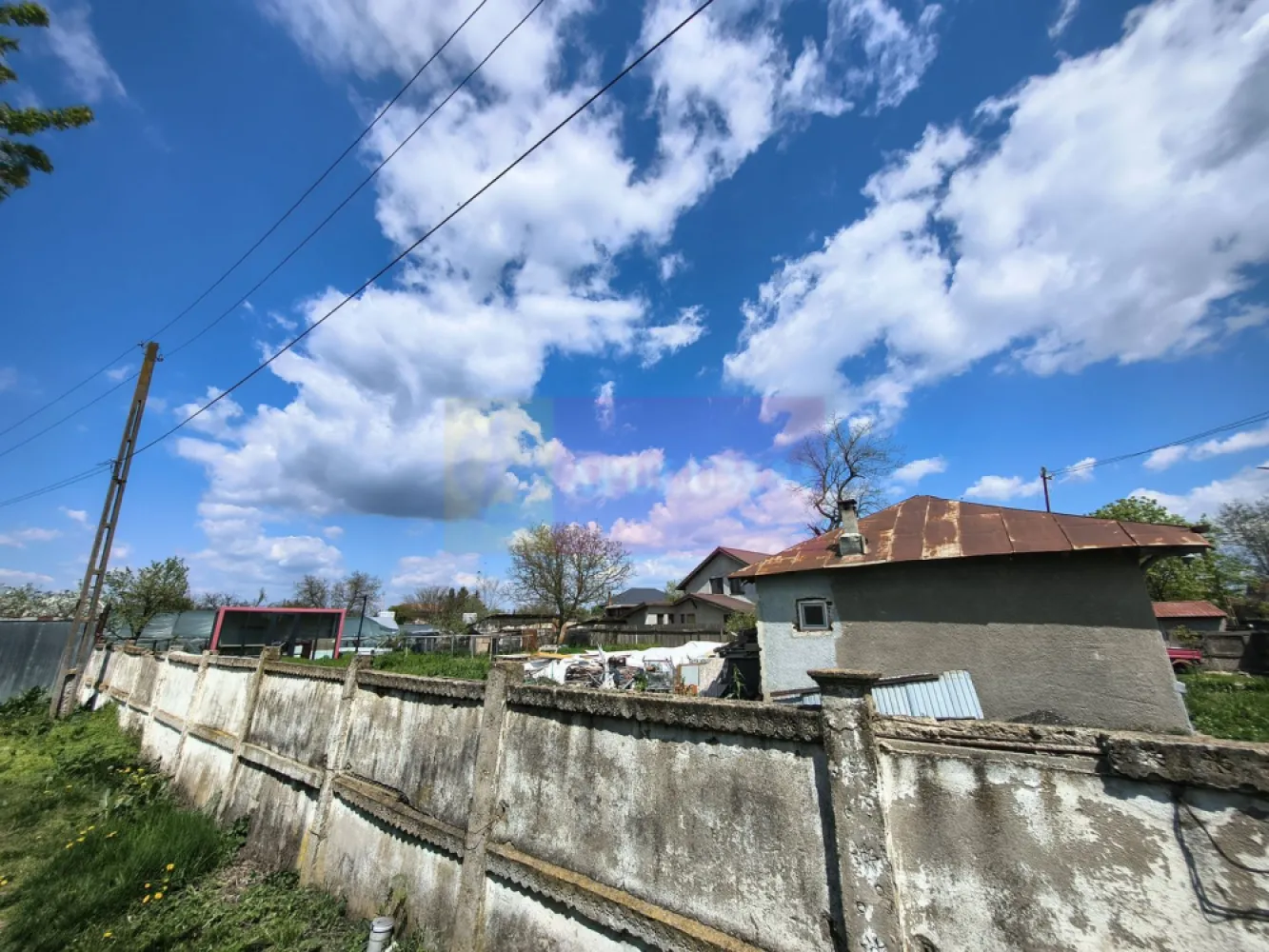 Teren cu o casă demolabilă în satul Poșta la 15 minute de București - Vă propunem spre cumpărare un teren de aproximativ 1000mp cu acces la toate utilitățile (apă, gaz, curent electric, canalizare, internet) amplasat între București și ansamblul rezidențial Liziera de Lac. Proprietatea se află în localitatea Poșta cu acces facil din DNCB -Centura București prin Glina și Bălăceanca, la mai puțin de 15 minute de București, localitatea Poșta fiind deservită de linia de autobuz preorășenesc 407, iar stația de autobuz este la 1 minut de casă. În localitate există parc, teren de fotbal, centre comerciale și alte servicii. Terenul are o configurație bună cu front stradal de peste 25ml. Casa este un imobil tradițional cu elemente decorative originale dar nu este monument și dacă se dorește fie se poate păstra, fie se poate demola. Amprenta construcțiilor este de 130mp, restul terenului fiind liber. Pe teren se află și o fântâna. Proprietatea este pe persoană juridică dar nu se achita TVA deoarece societatea este neplătitoare de TVA, se achită doar prețul. Pentru mai multe detalii și programarea de vizionări nu ezitați să mă contactați, Daniel, Apulum94. Zona va cunoaște o dezvoltare accelerată datorită accesului facil spre oraș și a prezenței tuturor utilităților.