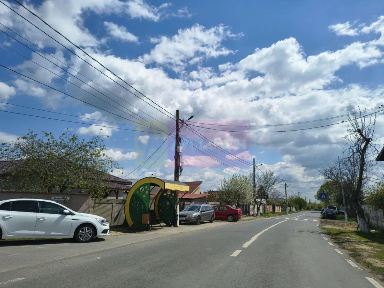 Teren cu o casă demolabilă în satul Poșta la 15 minute de București - Vă propunem spre cumpărare un teren de aproximativ 1000mp cu acces la toate utilitățile (apă, gaz, curent electric, canalizare, internet) amplasat între București și ansamblul rezidențial Liziera de Lac. Proprietatea se află în localitatea Poșta cu acces facil din DNCB -Centura București prin Glina și Bălăceanca, la mai puțin de 15 minute de București, localitatea Poșta fiind deservită de linia de autobuz preorășenesc 407, iar stația de autobuz este la 1 minut de casă. În localitate există parc, teren de fotbal, centre comerciale și alte servicii. Terenul are o configurație bună cu front stradal de peste 25ml. Casa este un imobil tradițional cu elemente decorative originale dar nu este monument și dacă se dorește fie se poate păstra, fie se poate demola. Amprenta construcțiilor este de 130mp, restul terenului fiind liber. Pe teren se află și o fântâna. Proprietatea este pe persoană juridică dar nu se achita TVA deoarece societatea este neplătitoare de TVA, se achită doar prețul. Pentru mai multe detalii și programarea de vizionări nu ezitați să mă contactați, Daniel, Apulum94. Zona va cunoaște o dezvoltare accelerată datorită accesului facil spre oraș și a prezenței tuturor utilităților.