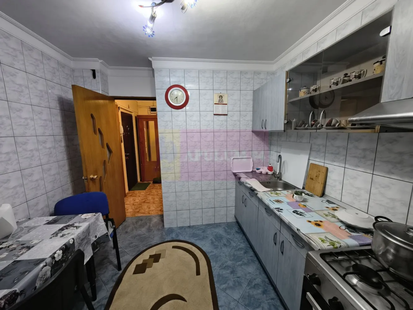 Apartament 3 camere Decomandat Mobilat Complet Colentina- Maior Băcilă - Vă oferim spre cumpărare un apartament de 3 camere decomandat, confort 1, situat la etajul 2 al unul imobil solid de 4 etaje construit în 1986 și reabilitat termic în 2023. Apartamentul este frumos compartimentat cu un living mare de peste 18mp ce oferă acces și spre un balcon, balcon care are acces și din bucătărie. Bucătăria este spațioasă, închisă și are o configurație care oferă spațiu suficient atât pentru gătit cât și pentru a servi masa. Holul de intrare este generos și oferă acces spre toate încăperile oferind astfel un plus din punct de vedere al intimității. Pe hol se pot amenaja și spații de depozitare de tip dressing deoarece lățimea acestuia permite. La intrare în apartament avem un grup sanitar de serviciu. Dormitoarele sunt decente ca suprafață, ambele oferind spațiul necesar pentru a amplasa paturi matrimoniale pentru un plus de confort. Baia mare este prevăzută cu fereastră. În apartament sunt două aparate de aer condiționat. În apropierea băii aveam o debara unde este deja amplasată mașina de spălat și unde se poate instala și un uscător dacă se dorește. Documentația este la zi, apartamentul nu are modificări structurale și beneficiază și de o anvelopare interioară pentru o izolare mai bună din punct de vedere termic și fonic. Pentru mai multe detalii și informații nu ezitați să mă contactați. Daniel - Apulum94.