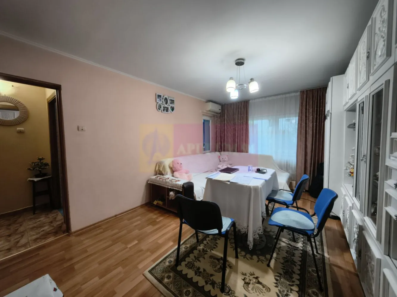 Apartament 3 camere Decomandat Mobilat Complet Colentina- Maior Băcilă - Vă oferim spre cumpărare un apartament de 3 camere decomandat, confort 1, situat la etajul 2 al unul imobil solid de 4 etaje construit în 1986 și reabilitat termic în 2023. Apartamentul este frumos compartimentat cu un living mare de peste 18mp ce oferă acces și spre un balcon, balcon care are acces și din bucătărie. Bucătăria este spațioasă, închisă și are o configurație care oferă spațiu suficient atât pentru gătit cât și pentru a servi masa. Holul de intrare este generos și oferă acces spre toate încăperile oferind astfel un plus din punct de vedere al intimității. Pe hol se pot amenaja și spații de depozitare de tip dressing deoarece lățimea acestuia permite. La intrare în apartament avem un grup sanitar de serviciu. Dormitoarele sunt decente ca suprafață, ambele oferind spațiul necesar pentru a amplasa paturi matrimoniale pentru un plus de confort. Baia mare este prevăzută cu fereastră. În apartament sunt două aparate de aer condiționat. În apropierea băii aveam o debara unde este deja amplasată mașina de spălat și unde se poate instala și un uscător dacă se dorește. Documentația este la zi, apartamentul nu are modificări structurale și beneficiază și de o anvelopare interioară pentru o izolare mai bună din punct de vedere termic și fonic. Pentru mai multe detalii și informații nu ezitați să mă contactați. Daniel - Apulum94.