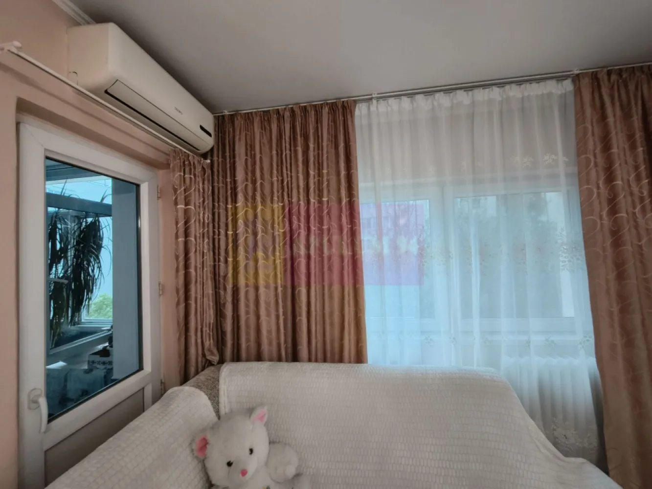 Apartament 3 camere Decomandat Mobilat Complet Colentina- Maior Băcilă - Vă oferim spre cumpărare un apartament de 3 camere decomandat, confort 1, situat la etajul 2 al unul imobil solid de 4 etaje construit în 1986 și reabilitat termic în 2023. Apartamentul este frumos compartimentat cu un living mare de peste 18mp ce oferă acces și spre un balcon, balcon care are acces și din bucătărie. Bucătăria este spațioasă, închisă și are o configurație care oferă spațiu suficient atât pentru gătit cât și pentru a servi masa. Holul de intrare este generos și oferă acces spre toate încăperile oferind astfel un plus din punct de vedere al intimității. Pe hol se pot amenaja și spații de depozitare de tip dressing deoarece lățimea acestuia permite. La intrare în apartament avem un grup sanitar de serviciu. Dormitoarele sunt decente ca suprafață, ambele oferind spațiul necesar pentru a amplasa paturi matrimoniale pentru un plus de confort. Baia mare este prevăzută cu fereastră. În apartament sunt două aparate de aer condiționat. În apropierea băii aveam o debara unde este deja amplasată mașina de spălat și unde se poate instala și un uscător dacă se dorește. Documentația este la zi, apartamentul nu are modificări structurale și beneficiază și de o anvelopare interioară pentru o izolare mai bună din punct de vedere termic și fonic. Pentru mai multe detalii și informații nu ezitați să mă contactați. Daniel - Apulum94.