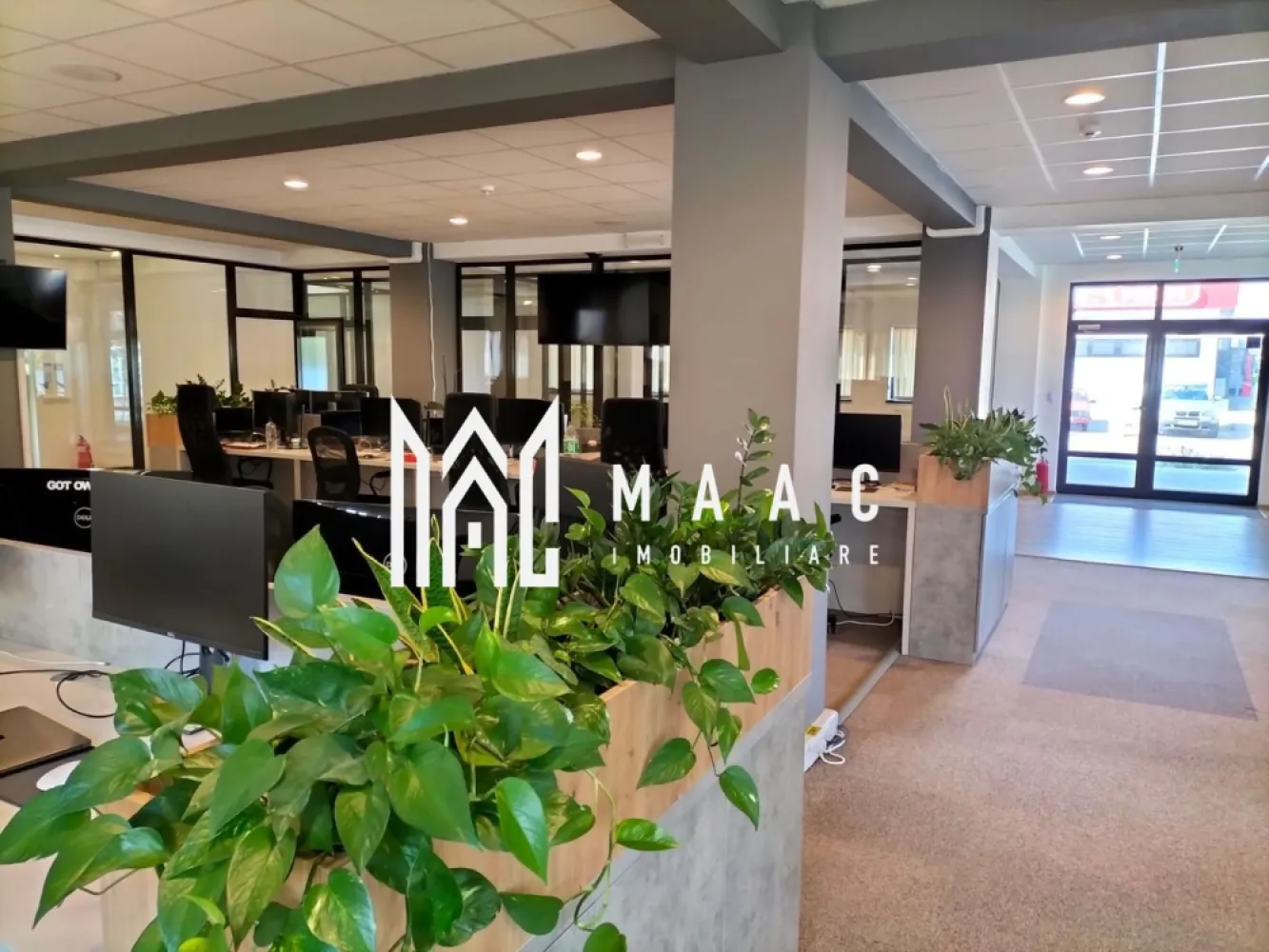 Spațiu comercial | 3 etaje | 950 mp | Ultracentral - MAAC Imobiliare propune spre vânzare un imobil situat pe 3 etaje, 950 mp, zonă ultracentrală.

Compartimentarea imobilului:
Parter - spațiu comercial.
Etajul 1 și 2 - spațiu de birouri.
Etajul 3 - retras, unde se află zona de dining.
Terasă accesibilă de 254 mp.
Parcare proprie cu 15 locuri, de 890 mp.

Imobilul este racordat la toate utilitățile: apă, canalizare, energie electrică și gaze naturale.

Acesta se poate vinde cu chiriași, a căror contract expiră pe data de 1 iulie 2026.

Pentru mai multe detalii, specificați telefonic ID: CP2853122.