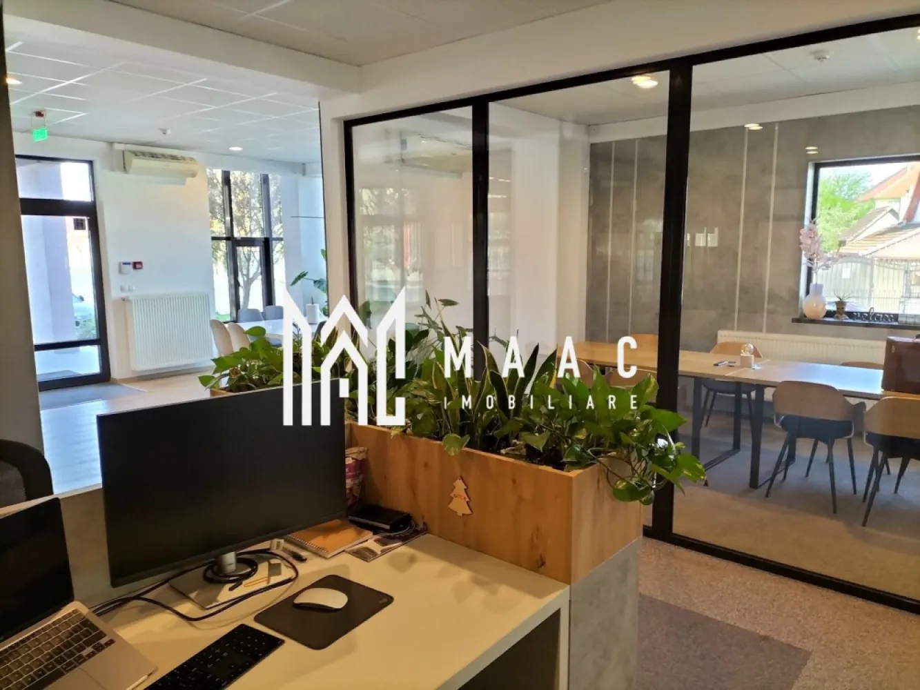 Spațiu comercial | 3 etaje | 950 mp | Ultracentral - MAAC Imobiliare propune spre vânzare un imobil situat pe 3 etaje, 950 mp, zonă ultracentrală.

Compartimentarea imobilului:
Parter - spațiu comercial.
Etajul 1 și 2 - spațiu de birouri.
Etajul 3 - retras, unde se află zona de dining.
Terasă accesibilă de 254 mp.
Parcare proprie cu 15 locuri, de 890 mp.

Imobilul este racordat la toate utilitățile: apă, canalizare, energie electrică și gaze naturale.

Acesta se poate vinde cu chiriași, a căror contract expiră pe data de 1 iulie 2026.

Pentru mai multe detalii, specificați telefonic ID: CP2853122.