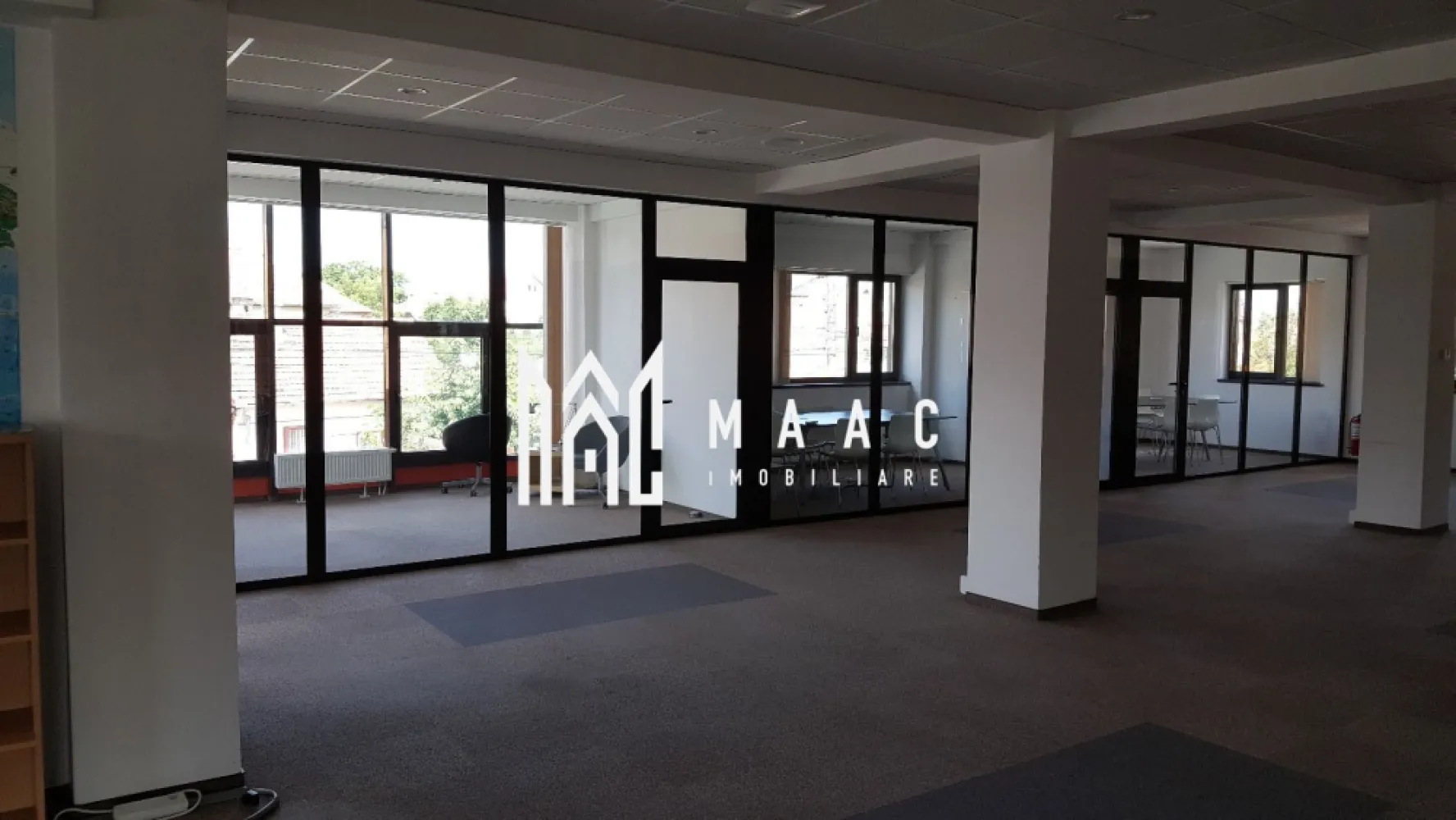 Spațiu comercial | 3 etaje | 950 mp | Ultracentral - MAAC Imobiliare propune spre vânzare un imobil situat pe 3 etaje, 950 mp, zonă ultracentrală.

Compartimentarea imobilului:
Parter - spațiu comercial.
Etajul 1 și 2 - spațiu de birouri.
Etajul 3 - retras, unde se află zona de dining.
Terasă accesibilă de 254 mp.
Parcare proprie cu 15 locuri, de 890 mp.

Imobilul este racordat la toate utilitățile: apă, canalizare, energie electrică și gaze naturale.

Acesta se poate vinde cu chiriași, a căror contract expiră pe data de 1 iulie 2026.

Pentru mai multe detalii, specificați telefonic ID: CP2853122.