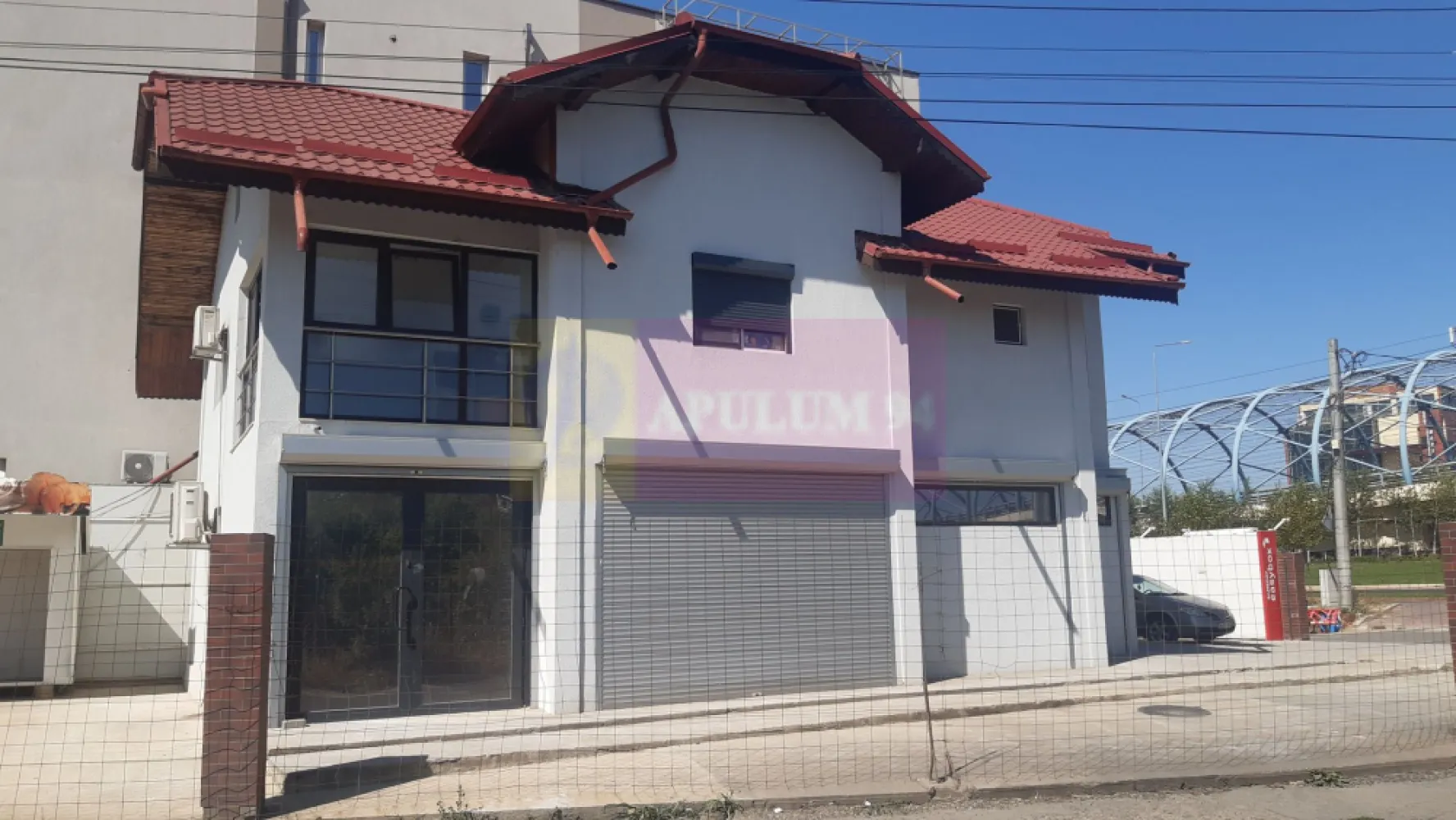 Investiția perfectă - Imobil gata închiriat pretabil orice activitate - Se vinde un imobil pretabil la orice tip de activitate - comercial, birouri sau locuit. Apulum94 vă oferă în exclusivitate posibilitatea de a cumpăra un imobil care se amortizează din chirii în mai puțin de 12 ani la nivelul chiriilor actuale (neluând în calcul creșterile aferente și liniare ale pieței odată la 5-10 ani). Imobilul beneficiază de o poziție excelentă, fiind la baza Pasajului Theodor Pallady, la incidența Sectorului 3 cu intrarea în cartierul Cățelu pe Strada Uzinei la numărul 33 ( la giratoriul dintre Bulevardul Theodor Pallady și Strada Uzinei). Frontul stradal este generos, avem peste 40 ml expunere., poziția de colț. Suprafața totală a terenului este de 370mp, teren pe care sunt edificate două contrucții, ambele racordate la toate utilitățile. Avem astfel construcția principală reprezentând un imobil P+1+Pod mansardat cu o amprentă de 97mp și o suprafață utilă de peste 150 mp și o construcție secundară doar parter cu o suprafață de 23mp. Construcția secundară este închiriată integral la o chirie lunară de 500 de euro iar din construcția principală s-a închiriat doar parterul la o chirie de 1100 de euro, etajul și podul fiind libere și putându-se închiria la o chirie de peste 700 euro/lună. Datorită poziției REPER la locație se află și un EasyBox de la care se ia o chirie lunară de 100 euro/lună. Total chirie încasată în acest moment este 1700 euro/lună, total chirie care se poate lua cu închirierea etajului clădirii principale în jur de 2500 de euro/lună. Imobilul evident poate fi achiziționat și pentru uz propriu atât pentru locuit cât și pentru a desfășura o afacere. Construcția este solidă, pe cadre de beton armat și permite recompartimentări interioare cu respectarea normelor de siguranță evident, frontul stradal și poziția de excepție fac acest imobil să fie un reper în peisajul bucureștean și acum aveți posibilitatea de a-l achiziționa. Valoarea imobilului se apreciază constant în timp ce imobilul produce din chirii, este tipul de activ imobiliar care se amortizeză singur.Pentru mai multe detalii și programarea de vizionări nu ezitați să mă conatactați, Daniel, Apulum94. Facilităm și achiziționarea prin credit ipotecar prin intermediul partenerilor, agenția imobiliară percepe un comision de 3% din prețul de tranzacționare și la vizionare se semnează contract de prestări servicii.