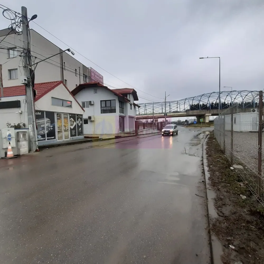 Investiția perfectă - Imobil gata închiriat pretabil orice activitate - Se vinde un imobil pretabil la orice tip de activitate - comercial, birouri sau locuit. Apulum94 vă oferă în exclusivitate posibilitatea de a cumpăra un imobil care se amortizează din chirii în mai puțin de 12 ani la nivelul chiriilor actuale (neluând în calcul creșterile aferente și liniare ale pieței odată la 5-10 ani). Imobilul beneficiază de o poziție excelentă, fiind la baza Pasajului Theodor Pallady, la incidența Sectorului 3 cu intrarea în cartierul Cățelu pe Strada Uzinei la numărul 33 ( la giratoriul dintre Bulevardul Theodor Pallady și Strada Uzinei). Frontul stradal este generos, avem peste 40 ml expunere., poziția de colț. Suprafața totală a terenului este de 370mp, teren pe care sunt edificate două contrucții, ambele racordate la toate utilitățile. Avem astfel construcția principală reprezentând un imobil P+1+Pod mansardat cu o amprentă de 97mp și o suprafață utilă de peste 150 mp și o construcție secundară doar parter cu o suprafață de 23mp. Construcția secundară este închiriată integral la o chirie lunară de 500 de euro iar din construcția principală s-a închiriat doar parterul la o chirie de 1100 de euro, etajul și podul fiind libere și putându-se închiria la o chirie de peste 700 euro/lună. Datorită poziției REPER la locație se află și un EasyBox de la care se ia o chirie lunară de 100 euro/lună. Total chirie încasată în acest moment este 1700 euro/lună, total chirie care se poate lua cu închirierea etajului clădirii principale în jur de 2500 de euro/lună. Imobilul evident poate fi achiziționat și pentru uz propriu atât pentru locuit cât și pentru a desfășura o afacere. Construcția este solidă, pe cadre de beton armat și permite recompartimentări interioare cu respectarea normelor de siguranță evident, frontul stradal și poziția de excepție fac acest imobil să fie un reper în peisajul bucureștean și acum aveți posibilitatea de a-l achiziționa. Valoarea imobilului se apreciază constant în timp ce imobilul produce din chirii, este tipul de activ imobiliar care se amortizeză singur.Pentru mai multe detalii și programarea de vizionări nu ezitați să mă conatactați, Daniel, Apulum94. Facilităm și achiziționarea prin credit ipotecar prin intermediul partenerilor, agenția imobiliară percepe un comision de 3% din prețul de tranzacționare și la vizionare se semnează contract de prestări servicii.