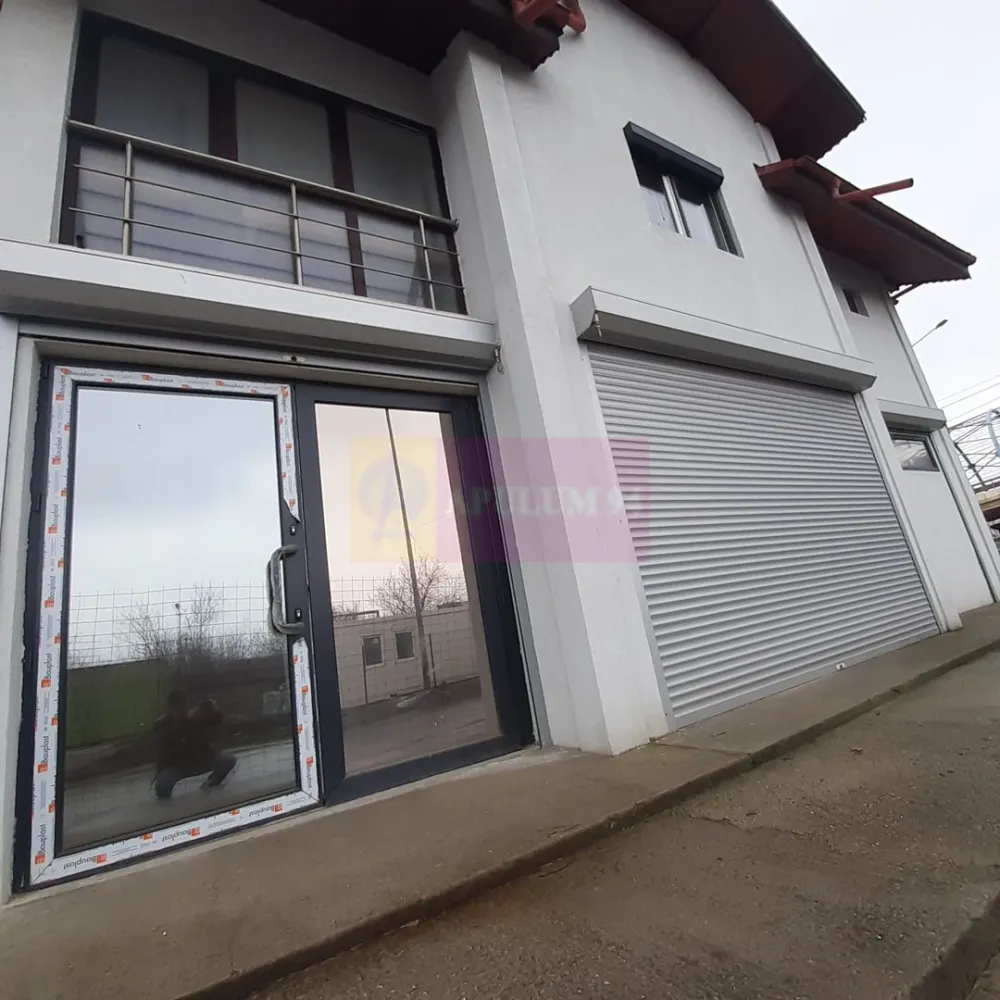 Investiția perfectă - Imobil gata închiriat pretabil orice activitate - Se vinde un imobil pretabil la orice tip de activitate - comercial, birouri sau locuit. Apulum94 vă oferă în exclusivitate posibilitatea de a cumpăra un imobil care se amortizează din chirii în mai puțin de 12 ani la nivelul chiriilor actuale (neluând în calcul creșterile aferente și liniare ale pieței odată la 5-10 ani). Imobilul beneficiază de o poziție excelentă, fiind la baza Pasajului Theodor Pallady, la incidența Sectorului 3 cu intrarea în cartierul Cățelu pe Strada Uzinei la numărul 33 ( la giratoriul dintre Bulevardul Theodor Pallady și Strada Uzinei). Frontul stradal este generos, avem peste 40 ml expunere., poziția de colț. Suprafața totală a terenului este de 370mp, teren pe care sunt edificate două contrucții, ambele racordate la toate utilitățile. Avem astfel construcția principală reprezentând un imobil P+1+Pod mansardat cu o amprentă de 97mp și o suprafață utilă de peste 150 mp și o construcție secundară doar parter cu o suprafață de 23mp. Construcția secundară este închiriată integral la o chirie lunară de 500 de euro iar din construcția principală s-a închiriat doar parterul la o chirie de 1100 de euro, etajul și podul fiind libere și putându-se închiria la o chirie de peste 700 euro/lună. Datorită poziției REPER la locație se află și un EasyBox de la care se ia o chirie lunară de 100 euro/lună. Total chirie încasată în acest moment este 1700 euro/lună, total chirie care se poate lua cu închirierea etajului clădirii principale în jur de 2500 de euro/lună. Imobilul evident poate fi achiziționat și pentru uz propriu atât pentru locuit cât și pentru a desfășura o afacere. Construcția este solidă, pe cadre de beton armat și permite recompartimentări interioare cu respectarea normelor de siguranță evident, frontul stradal și poziția de excepție fac acest imobil să fie un reper în peisajul bucureștean și acum aveți posibilitatea de a-l achiziționa. Valoarea imobilului se apreciază constant în timp ce imobilul produce din chirii, este tipul de activ imobiliar care se amortizeză singur.Pentru mai multe detalii și programarea de vizionări nu ezitați să mă conatactați, Daniel, Apulum94. Facilităm și achiziționarea prin credit ipotecar prin intermediul partenerilor, agenția imobiliară percepe un comision de 3% din prețul de tranzacționare și la vizionare se semnează contract de prestări servicii.