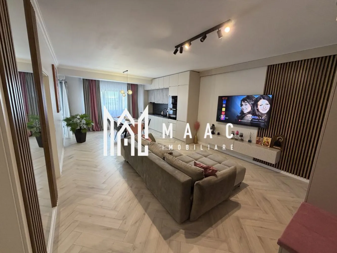 Apartament 2 camere | Turnisor | Parcare subterana | - MAAC Imobiliare vă propune spre vânzare un apartament cu 2 camere, decomandat, situat la etajul 3 al unui bloc modern, dotat cu lift, finalizat în anul 2023.

Cu o suprafață utilă de 54 mp, la care se adaugă un balcon de 3 mp, apartamentul este bine compartimentat și se vinde complet mobilat și utilat, fiind gata pentru mutare imediată. Locul de parcare subteran este inclus în preț.

Imobilul face parte dintr-o clădire nouă, cu finisaje moderne, ideal atât pentru locuință proprie, cât și pentru investiție.