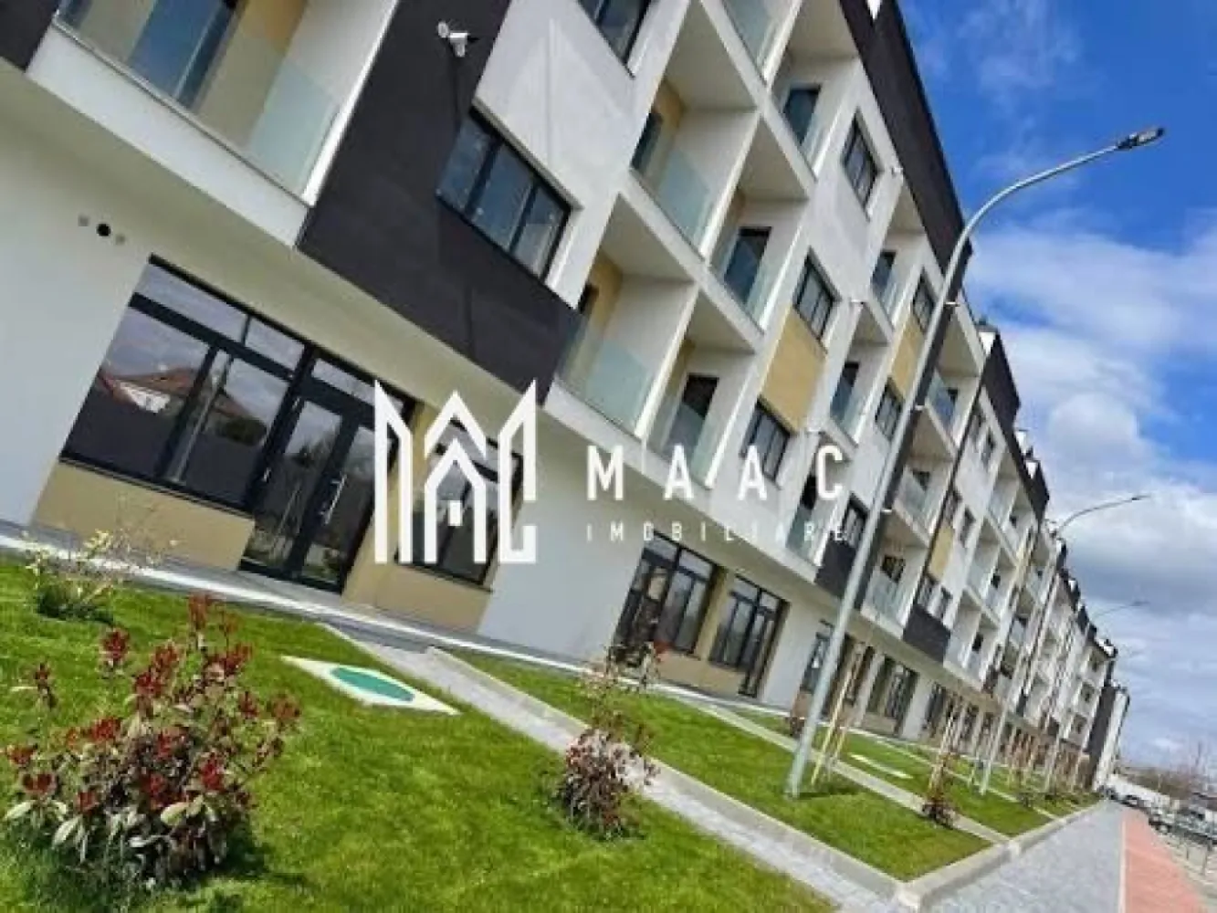 Apartament 2 camere | Turnisor | Parcare subterana | - MAAC Imobiliare vă propune spre vânzare un apartament cu 2 camere, decomandat, situat la etajul 3 al unui bloc modern, dotat cu lift, finalizat în anul 2023.

Cu o suprafață utilă de 54 mp, la care se adaugă un balcon de 3 mp, apartamentul este bine compartimentat și se vinde complet mobilat și utilat, fiind gata pentru mutare imediată. Locul de parcare subteran este inclus în preț.

Imobilul face parte dintr-o clădire nouă, cu finisaje moderne, ideal atât pentru locuință proprie, cât și pentru investiție.