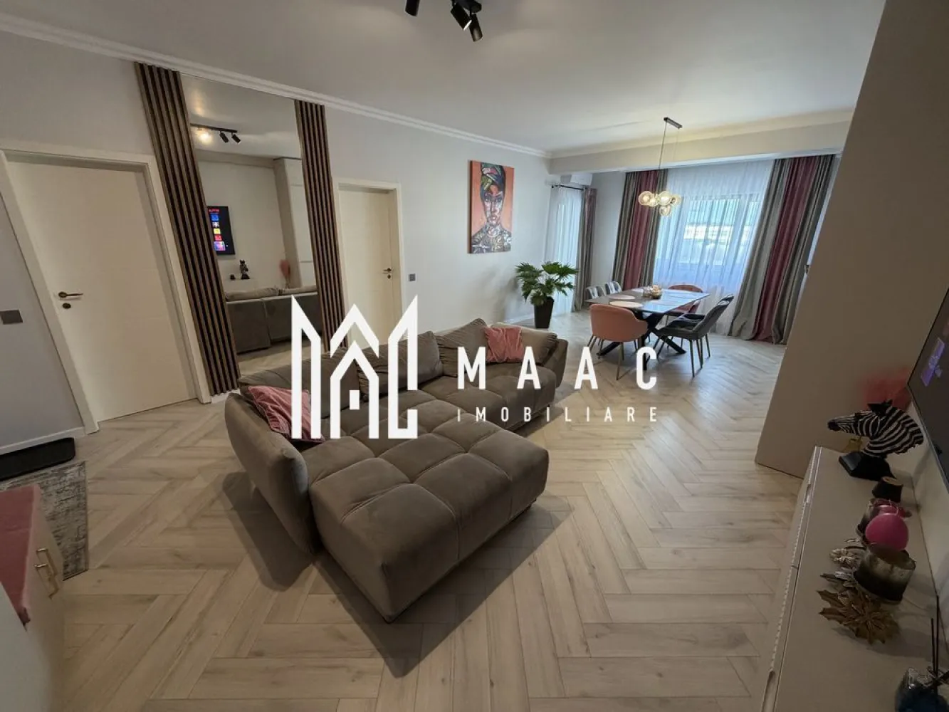 Apartament 2 camere | Turnisor | Parcare subterana | - MAAC Imobiliare vă propune spre vânzare un apartament cu 2 camere, decomandat, situat la etajul 3 al unui bloc modern, dotat cu lift, finalizat în anul 2023.

Cu o suprafață utilă de 54 mp, la care se adaugă un balcon de 3 mp, apartamentul este bine compartimentat și se vinde complet mobilat și utilat, fiind gata pentru mutare imediată. Locul de parcare subteran este inclus în preț.

Imobilul face parte dintr-o clădire nouă, cu finisaje moderne, ideal atât pentru locuință proprie, cât și pentru investiție.