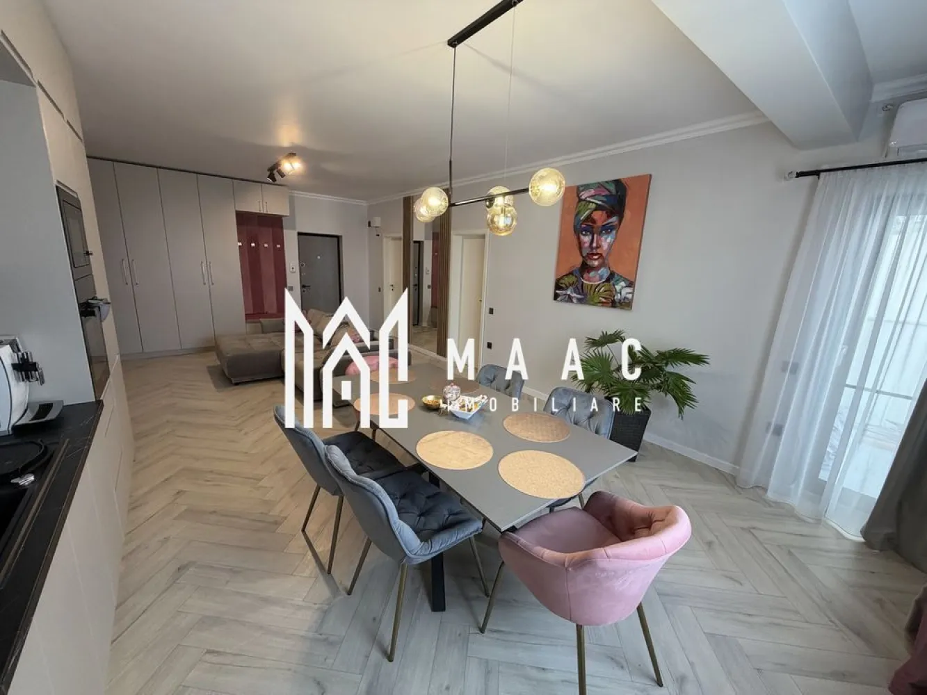 Apartament 2 camere | Turnisor | Parcare subterana | - MAAC Imobiliare vă propune spre vânzare un apartament cu 2 camere, decomandat, situat la etajul 3 al unui bloc modern, dotat cu lift, finalizat în anul 2023.

Cu o suprafață utilă de 54 mp, la care se adaugă un balcon de 3 mp, apartamentul este bine compartimentat și se vinde complet mobilat și utilat, fiind gata pentru mutare imediată. Locul de parcare subteran este inclus în preț.

Imobilul face parte dintr-o clădire nouă, cu finisaje moderne, ideal atât pentru locuință proprie, cât și pentru investiție.