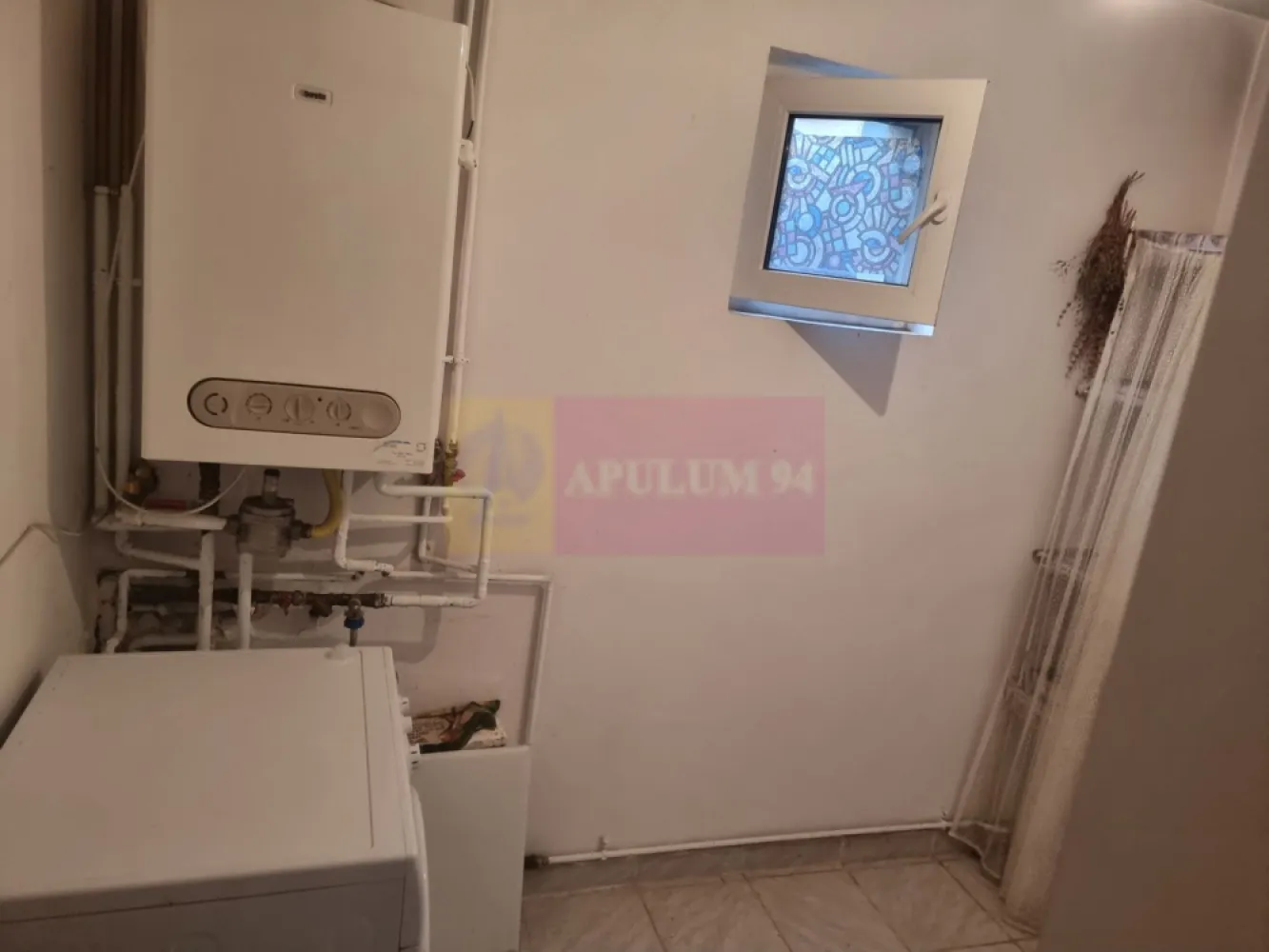DE VANZARE CASA (5 CAM) COM. ROATA DE JOS (GR) - Compania Imobiliara Apulum94 are deosebita placere sa va propuna spre vanzare o casa individuala situata pe strada Republicii nr. 152 in sat Sadina, com. Roata de Jos, judetul Giurgiu, o proprietate ideala pentru cei care cauta liniste, spatiu si acces facil catre capitala; casa este situata la doar 58 km de Bucuresti.

Proprietatea are o suprafata utila de 190 mp si un teren generos de 2875 mp, fiind ideala pentru familii sau persoane care cauta liniste, spatiu si confort.

Casa este construita pe formula P+1 (receptia lucrarilor in 2009) fiind compusa din 5 camere, avand 4 dormitoare si un living spatios la parter, bucataria este complet mobilata amenajata in incapere inchisa,; baie amenajata pe fiecare nivel 

Mentionez ca aparate de aer conditionat nu sunt instalate intrucat nu a fost considerata oportuna investitia, avand in vedere ca s-a investit in izolarea termica esterioara, casa oferind un climat optim tot timpul anului. Pentru incalzire iarna si apa calda curenta exista instalata o centrala termica pe gaz; este instalata incalzire in partoseala.

Mansarda poate fi amenajata astfel incat se mai pot realiza 2 camere confortabile.
 
Cateva specificatii tehnice generale/dotari:

- structura de rezistenta: stalpi beton armat, planseu beton armat
- zidarie exterioara si compartimentari interioare cu caramida 
- geamuri termopan profil PVC,
- termoizolare exterioara cu polistiren + tencuiala decorativa

Sunt disponibile mai multe locuri de parcare in curte.

Mentionez ca pretul casei este usor negociabil.

Comision zero la cumparator!!!

Pentru detalii suplimentare, ma puteti contacta la 0.7.3.3.6.8.3.4.5.6.

Agent imobiliar: Aurelian Popescu
Apulum94 - Un partener de cursa lunga!