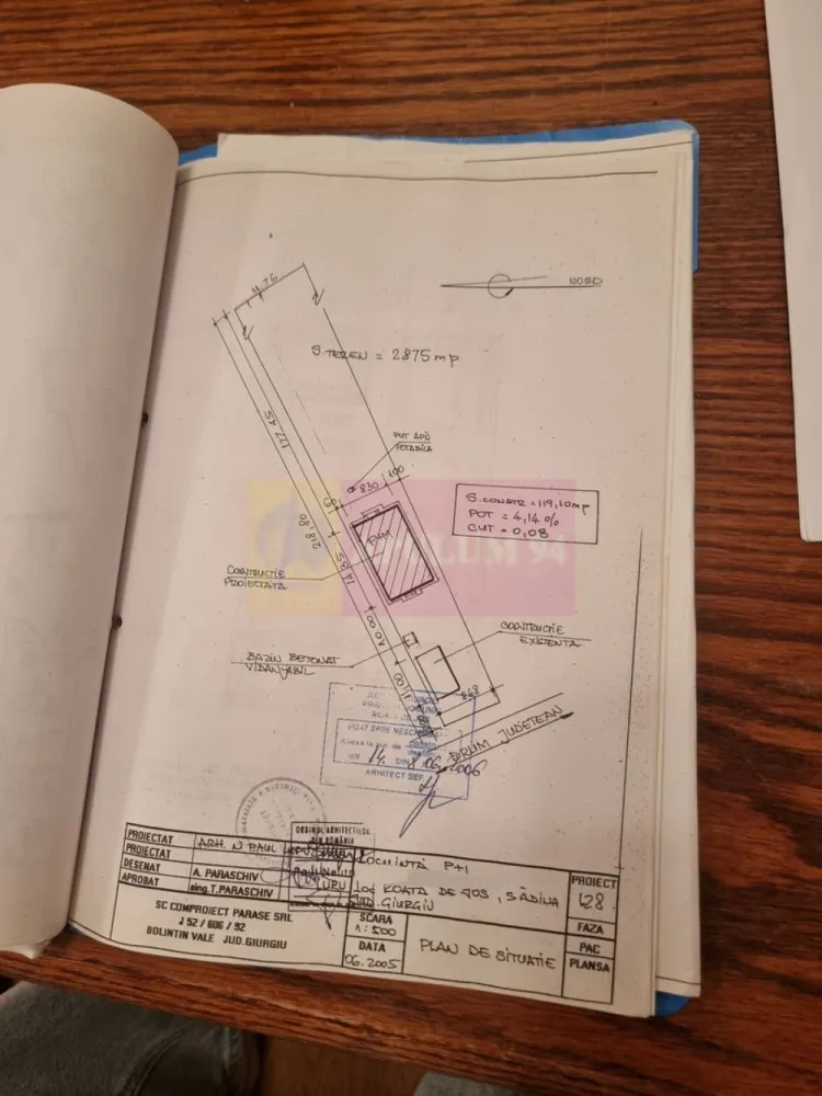 DE VANZARE CASA (5 CAM) COM. ROATA DE JOS (GR) - Compania Imobiliara Apulum94 are deosebita placere sa va propuna spre vanzare o casa individuala situata pe strada Republicii nr. 152 in sat Sadina, com. Roata de Jos, judetul Giurgiu, o proprietate ideala pentru cei care cauta liniste, spatiu si acces facil catre capitala; casa este situata la doar 58 km de Bucuresti.

Proprietatea are o suprafata utila de 190 mp si un teren generos de 2875 mp, fiind ideala pentru familii sau persoane care cauta liniste, spatiu si confort.

Casa este construita pe formula P+1 (receptia lucrarilor in 2009) fiind compusa din 5 camere, avand 4 dormitoare si un living spatios la parter, bucataria este complet mobilata amenajata in incapere inchisa,; baie amenajata pe fiecare nivel 

Mentionez ca aparate de aer conditionat nu sunt instalate intrucat nu a fost considerata oportuna investitia, avand in vedere ca s-a investit in izolarea termica esterioara, casa oferind un climat optim tot timpul anului. Pentru incalzire iarna si apa calda curenta exista instalata o centrala termica pe gaz; este instalata incalzire in partoseala.

Mansarda poate fi amenajata astfel incat se mai pot realiza 2 camere confortabile.
 
Cateva specificatii tehnice generale/dotari:

- structura de rezistenta: stalpi beton armat, planseu beton armat
- zidarie exterioara si compartimentari interioare cu caramida 
- geamuri termopan profil PVC,
- termoizolare exterioara cu polistiren + tencuiala decorativa

Sunt disponibile mai multe locuri de parcare in curte.

Mentionez ca pretul casei este usor negociabil.

Comision zero la cumparator!!!

Pentru detalii suplimentare, ma puteti contacta la 0.7.3.3.6.8.3.4.5.6.

Agent imobiliar: Aurelian Popescu
Apulum94 - Un partener de cursa lunga!