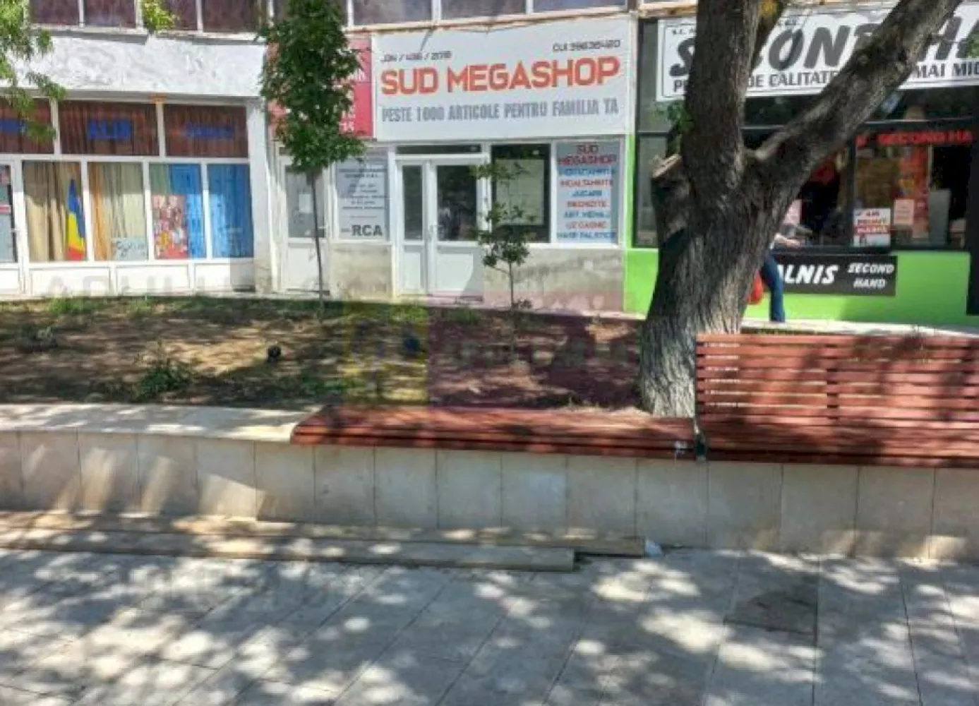 De vanzare spatiu comercial in Alexandria / Teleorman - Compania imobiliara Apulum94 va ofera spre vanzare un spatiu comercial in suprafață totală de 163 mp, avand amplasare ultracentrala in municipiul Alexandria, pe strada Libertatii, vizavi de Parcul Central.

Include atât spațiul "Sud Megashop" cât și biroul de asigurări. Mentionam ca exista echipare pt curent trifazic la locatie, exista grup sanitar, 2 cai acces.

Unul din avantajele principale ale acestei locatii este traficul pietonal intens.

Pretul (negociabil ) solicitat de proprietar este de 200.000 EUR

Foarte important!!! Daca exista real interes pentru achizitie, proprietarul ia in calcul si identificarea unei solutii de plata in rate, aspect ce se va discuta ulterior, dupa semnarea documentelor de baza.

Noi credem ca această proprietate reprezintă o oportunitate comercială pentru cei care caută să investească într-o locație premium în inima Municipiului Alexandria. 
 
CONTACT: 0733.683.456 / aurelian@apulum94.ro