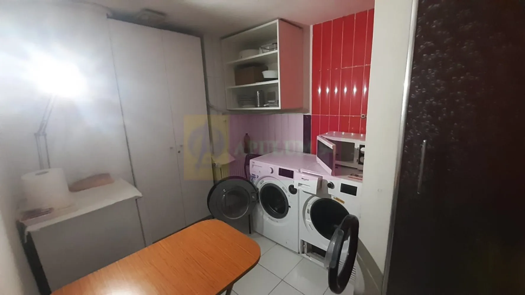 Spatiu Comercial Stradal Șoseaua Colentina zona Teiul Doamnei Suveica - Vă ofer posibilitatea de a cumpăra un spațiu bine amplasat pretabil pentru diverse activități economice. Spațiul se află într-un ansamblu rezidențial nou situat pe Șoseaua Colentina la mică distanță de intersecția străzii Teiul Doamnei cu Șoseaua Colentina, la o stație de Piața Obor și la mai puțin de 500 ml de Șoseaua Fundeni - Parcul Plumbuita. Avem deci acces facil atât spre zona Ultracentrală cât și spre zone de aprovizionare de tip Voluntari-Afumați sau spre zonele de birouri din zona Aviației-Pipera. Spațiul este dispus pe două nivele, parter și etaj (mezanin/supantă) și are o configurație ce ajută la desfășurarea simultană a mai multor activități, astfel avem la parter două zone open space ce beneficiază și de un grup sanitar iar la etaj avem 5 încăperi ce pot fi folosite atât pentru diferite activități, încăperi deservite de 2 grupuri sanitare de o zonă de tip vestiar (prevăzut cu duș) și de alte două zone de depozitare. Spațiul beneficiază de utilități, este liber și se poate preda rapid. Vitrina are o expunere stradală între 9 și 10 metri liniari, traficul pietonal este moderat iar cel auto este intens, sunt posibilități de parcare în proximitatea spațiului. Vă aștept cu drag la o locație care să vă ajute să vă creșteți o afacere de succes. . Comisionul agenției este de 3%+TVA din preț, la vizionare se semnează formularul agenției. Pentru mai multe detalii și programarea de vizionări nu ezitați să mă contactați, Daniel Apulum94