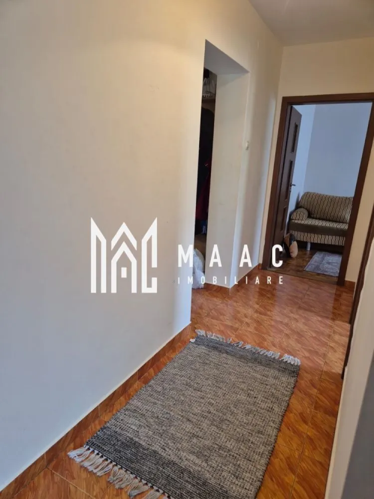 Apartament 4 camere | 80 mp | Zona Cedonia | - MAAC Imobiliare vă propune spre închiriere un apartament cu 4 camere, situat la etajul 4 al unui imobil din zona Cedonia, Hipodrom 1.

Imobilul are o compartimentare decomandată și este compus din hol de acces, bucătărie, sufragerie cu acces pe balcon, 3 dormitoare și baie cu geam de aerisire.

Se percepe o garanție în cuantumul unei chirii lunare.
Nu se acceptă animale de companie.
Se predă mobilat/utilat.

Pentru mai multe detalii, specificați telefonic că ați văzut anunțul cu ID: