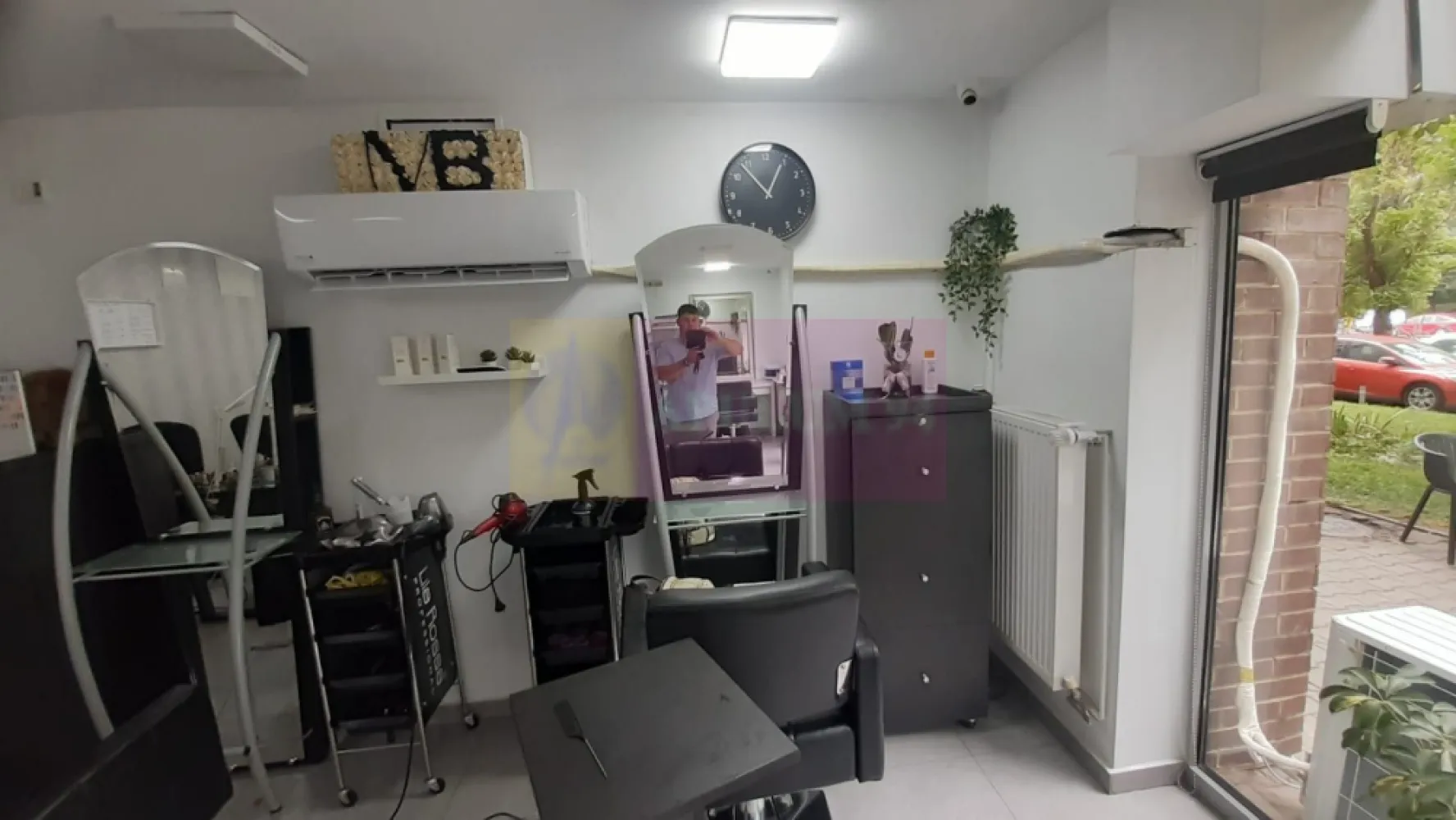 Spatiu Comercial Stradal Șoseaua Colentina zona Teiul Doamnei Suveica - Vă ofer posibilitatea de a închiria un spațiu bine amplasat pretabil pentru diverse activități economice. Spațiul se află într-un ansamblu rezidențial nou situat pe Șoseaua Colentina la mică distanță de intersecția străzii Teiul Doamnei cu Șoseaua Colentina, la o stație de Piața Obor și la mai puțin de 500 ml de Șoseaua Fundeni - Parcul Plumbuita. Avem deci acces facil atât spre zona Ultracentrală cât și spre zone de aprovizionare de tip Voluntari-Afumați sau spre zonele de birouri din zona Aviației-Pipera. Spațiul este dispus pe două nivele, parter și etaj (mezanin/supantă) și are o configurație ce ajută la desfășurarea simultană a mai multor activități, astfel avem la parter două zone open space ce beneficiază și de un grup sanitar iar la etaj avem 5 încăperi ce pot fi folosite atât pentru diferite activități, încăperi deservite de 2 grupuri sanitare de o zonă de tip vestiar (prevăzut cu duș) și de alte două zone de depozitare. Spațiul beneficiază de utilități, este liber și se poate preda rapid. Vitrina are o expunere stradală între 9 și 10 metri liniari, traficul pietonal este moderat iar cel auto este intens, sunt posibilități de parcare în proximitatea spațiului. Vă aștept cu drag la o locație care să vă ajute să vă creșteți o afacere de succes. Se dorește chiria achitată în avans pe o lună de zile și o garanție de bună păstrare a imobilului de 3000 de euro. Comisionul agenției este de 50%+TVA din chiria aferentă unei luni și la vizionare se semnează formularul agenției. Pentru mai multe detalii și programarea de vizionări nu ezitați să mă contactați, Daniel Apulum94.

Ansamblu Rezidențial
