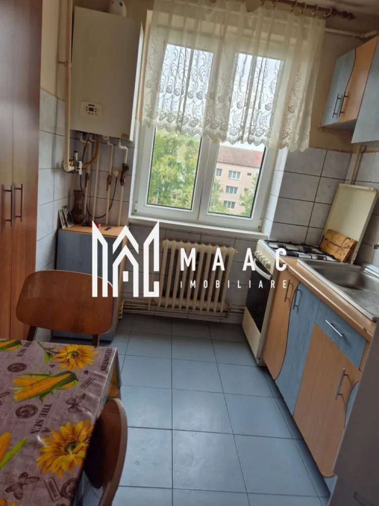 Apartament 4 camere | 80 mp | Zona Cedonia | - MAAC Imobiliare vă propune spre închiriere un apartament cu 4 camere, situat la etajul 4 al unui imobil din zona Cedonia, Hipodrom 1.

Imobilul are o compartimentare decomandată și este compus din hol de acces, bucătărie, sufragerie cu acces pe balcon, 3 dormitoare și baie cu geam de aerisire.

Se percepe o garanție în cuantumul unei chirii lunare.
Nu se acceptă animale de companie.
Se predă mobilat/utilat.

Pentru mai multe detalii, specificați telefonic că ați văzut anunțul cu ID: