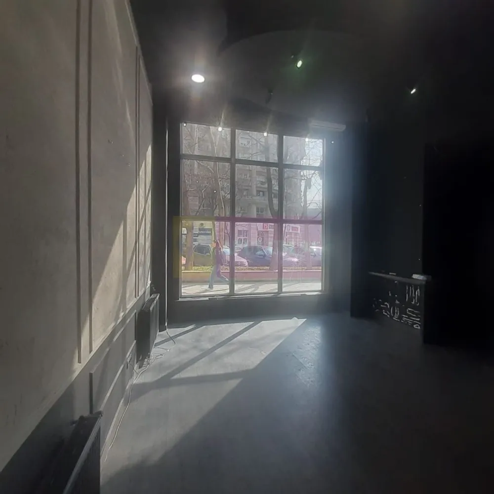 Spațiu zona Bulevardul Unirii - Zepter - Spațiu comercial disponibil pentru vânzare. Pretabil orice tip de activitate. Zona ultracentrala, birouri, banci, multinationale, trafic pietonal.Spatiu Comercial adiacent din Bulevardul Unirii, pe diagonala de Blocul Zepter. Spatiul este pe partea cu BCR, alături de Kuzini și înainte de reprezentanta Grawe Romania, chiar vav de Bosch Romania. In fata spatiului se poate parca in spic, deasemenea in curtea interioara din spate sunt rezervate 2 locuri de parcare pentru acces marfa. Spatiul dispune de centrala termica proprie, are doua cai de acces (accesul principal dinspre Bulevardul Unirii - Ion Pillat si din spate pe strada Turturelelor, intrarea de marfa). Compartimentarea este foarte placuta, sunt create 5 zone distincte, prima la care s-a lasat inaltimea de 5ml si s-a facut o frumoasa scafa cu lumini este partea de acces clienti, expozitie sau frontdesk, showroom de aproximativ 40 mp, a doua este cea care permite accesul din zona de primire marfa unde avem si panou electric cu o suprafata de aproximativ 30mp deasupra careia s-a preferat la renuntarea la inaltime si s-a creat o zona ideala pentru backoffice sau minisalon mai intim, aici avem tot spre 30mp, a patra zona este ce cu grupurile sanitare si bucataria unde regasim si centrala termica proprie, deasupra celei de a patra zone deasemenea s-a creat o supanta care are tot rol de backoffice foarte intim, aici avem o suprafata de aproximativ 13mp, practic spatiul ofera prin compartimentarea actuala in jur de 120-130 mp. Locația este perfectă pentru orice tip de activitate (birouri, showroom, coafor, barber shop, cofetărie, cafenea, cabinet medical, vinotecă, atelier de creație) fiind un spațiu ce oferă un plus la prestigiul și valoarea afacerii desfășurate aici. Daniel, Apulum94. Comisionul agenției este de 3+TVA din preț. La vizionare se semnează formularul agenției.