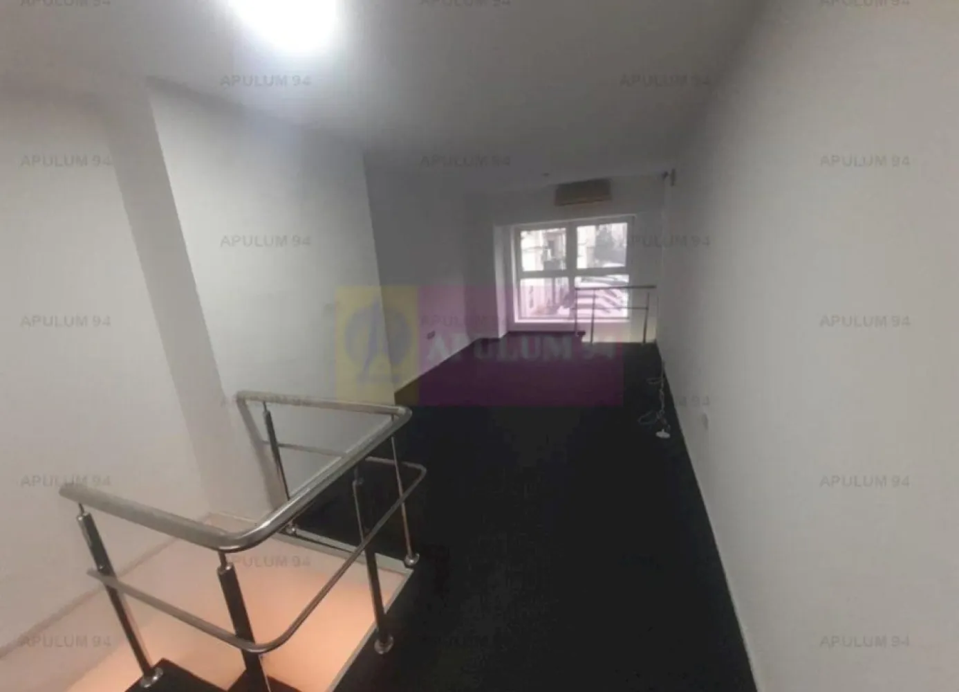 Spațiu zona Bulevardul Unirii - Zepter - Spațiu comercial disponibil pentru vânzare. Pretabil orice tip de activitate. Zona ultracentrala, birouri, banci, multinationale, trafic pietonal.Spatiu Comercial adiacent din Bulevardul Unirii, pe diagonala de Blocul Zepter. Spatiul este pe partea cu BCR, alături de Kuzini și înainte de reprezentanta Grawe Romania, chiar vav de Bosch Romania. In fata spatiului se poate parca in spic, deasemenea in curtea interioara din spate sunt rezervate 2 locuri de parcare pentru acces marfa. Spatiul dispune de centrala termica proprie, are doua cai de acces (accesul principal dinspre Bulevardul Unirii - Ion Pillat si din spate pe strada Turturelelor, intrarea de marfa). Compartimentarea este foarte placuta, sunt create 5 zone distincte, prima la care s-a lasat inaltimea de 5ml si s-a facut o frumoasa scafa cu lumini este partea de acces clienti, expozitie sau frontdesk, showroom de aproximativ 40 mp, a doua este cea care permite accesul din zona de primire marfa unde avem si panou electric cu o suprafata de aproximativ 30mp deasupra careia s-a preferat la renuntarea la inaltime si s-a creat o zona ideala pentru backoffice sau minisalon mai intim, aici avem tot spre 30mp, a patra zona este ce cu grupurile sanitare si bucataria unde regasim si centrala termica proprie, deasupra celei de a patra zone deasemenea s-a creat o supanta care are tot rol de backoffice foarte intim, aici avem o suprafata de aproximativ 13mp, practic spatiul ofera prin compartimentarea actuala in jur de 120-130 mp. Locația este perfectă pentru orice tip de activitate (birouri, showroom, coafor, barber shop, cofetărie, cafenea, cabinet medical, vinotecă, atelier de creație) fiind un spațiu ce oferă un plus la prestigiul și valoarea afacerii desfășurate aici. Daniel, Apulum94. Comisionul agenției este de 3+TVA din preț. La vizionare se semnează formularul agenției.