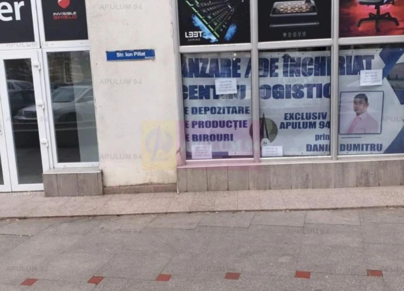 Spațiu zona Bulevardul Unirii - Zepter - Spațiu comercial disponibil pentru vânzare. Pretabil orice tip de activitate. Zona ultracentrala, birouri, banci, multinationale, trafic pietonal.Spatiu Comercial adiacent din Bulevardul Unirii, pe diagonala de Blocul Zepter. Spatiul este pe partea cu BCR, alături de Kuzini și înainte de reprezentanta Grawe Romania, chiar vav de Bosch Romania. In fata spatiului se poate parca in spic, deasemenea in curtea interioara din spate sunt rezervate 2 locuri de parcare pentru acces marfa. Spatiul dispune de centrala termica proprie, are doua cai de acces (accesul principal dinspre Bulevardul Unirii - Ion Pillat si din spate pe strada Turturelelor, intrarea de marfa). Compartimentarea este foarte placuta, sunt create 5 zone distincte, prima la care s-a lasat inaltimea de 5ml si s-a facut o frumoasa scafa cu lumini este partea de acces clienti, expozitie sau frontdesk, showroom de aproximativ 40 mp, a doua este cea care permite accesul din zona de primire marfa unde avem si panou electric cu o suprafata de aproximativ 30mp deasupra careia s-a preferat la renuntarea la inaltime si s-a creat o zona ideala pentru backoffice sau minisalon mai intim, aici avem tot spre 30mp, a patra zona este ce cu grupurile sanitare si bucataria unde regasim si centrala termica proprie, deasupra celei de a patra zone deasemenea s-a creat o supanta care are tot rol de backoffice foarte intim, aici avem o suprafata de aproximativ 13mp, practic spatiul ofera prin compartimentarea actuala in jur de 120-130 mp. Locația este perfectă pentru orice tip de activitate (birouri, showroom, coafor, barber shop, cofetărie, cafenea, cabinet medical, vinotecă, atelier de creație) fiind un spațiu ce oferă un plus la prestigiul și valoarea afacerii desfășurate aici. Daniel, Apulum94. Comisionul agenției este de 3+TVA din preț. La vizionare se semnează formularul agenției.