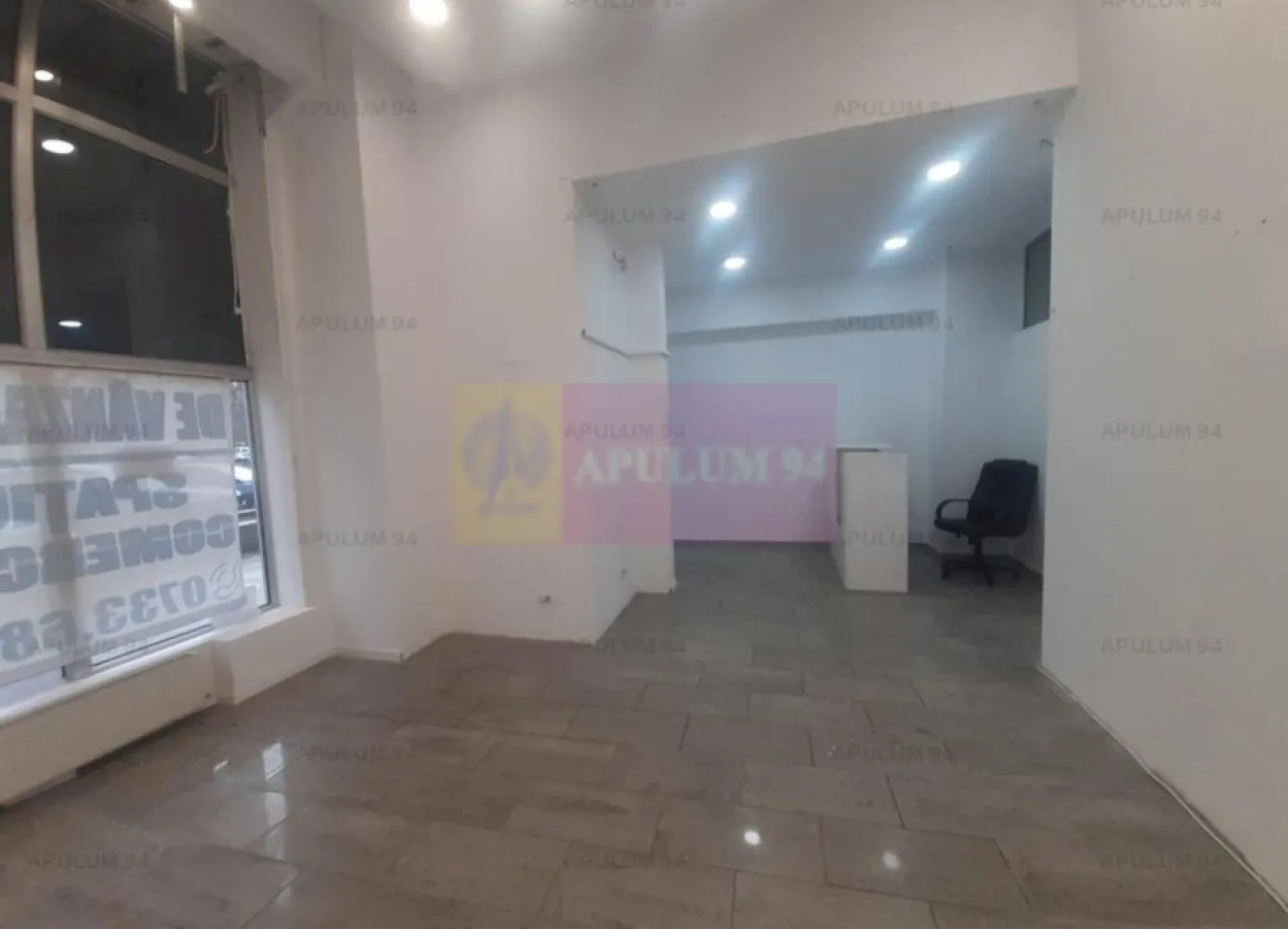 Spațiu zona Bulevardul Unirii - Zepter - Spațiu comercial disponibil pentru închiriere. Pretabil orice tip de activitate. Zona ultracentrala, birouri, banci, multinationale, trafic pietonal.Spatiu Comercial adiacent din Bulevardul Unirii, pe diagonala de Blocul Zepter. Spatiul este pe partea cu BCR, alături de Kuzini și înainte de reprezentanta Grawe Romania, chiar vav de Bosch Romania. In fata spatiului se poate parca in spic, deasemenea in curtea interioara din spate sunt rezervate 2 locuri de parcare pentru acces marfa. Spatiul dispune de centrala termica proprie, are doua cai de acces (accesul principal dinspre Bulevardul Unirii - Ion Pillat si din spate pe strada Turturelelor, intrarea de marfa). Compartimentarea este foarte placuta, sunt create 5 zone distincte, prima la care s-a lasat inaltimea de 5ml si s-a facut o frumoasa scafa cu lumini este partea de acces clienti, expozitie sau frontdesk, showroom de aproximativ 40 mp, a doua este cea care permite accesul din zona de primire marfa unde avem si panou electric cu o suprafata de aproximativ 30mp deasupra careia s-a preferat la renuntarea la inaltime si s-a creat o zona ideala pentru backoffice sau minisalon mai intim, aici avem tot spre 30mp, a patra zona este ce cu grupurile sanitare si bucataria unde regasim si centrala termica proprie, deasupra celei de a patra zone deasemenea s-a creat o supanta care are tot rol de backoffice foarte intim, aici avem o suprafata de aproximativ 13mp, practic spatiul ofera prin compartimentarea actuala in jur de 120-130 mp. Locația este perfectă pentru orice tip de activitate (birouri, showroom, coafor, barber shop, cofetărie, cafenea, cabinet medical, vinotecă, atelier de creație) fiind un spațiu ce oferă un plus la prestigiul și valoarea afacerii desfășurate aici. Daniel, Apulum94. Comisionul agenției este de 50%+TVA din valoarea chiriei aferente unei luni. La vizionare se semnează formularul agenției.